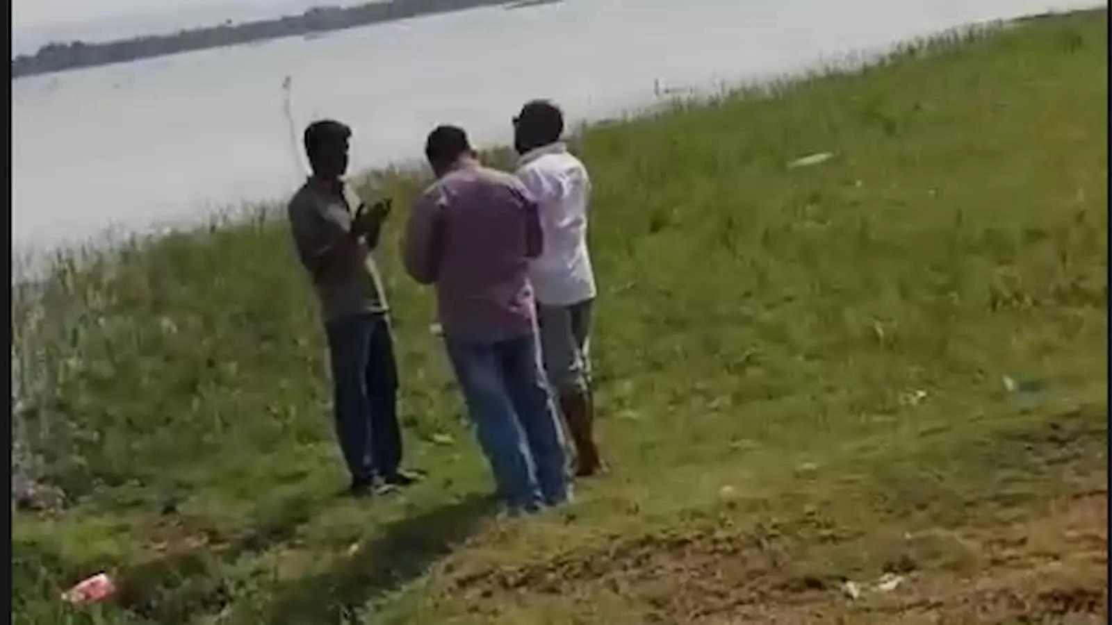 तस्वीर में सूरवाल बांध के डूब क्षेत्र के पास खड़े किसान समस्या पर चर्चा करते नजर आ रहे हैं।