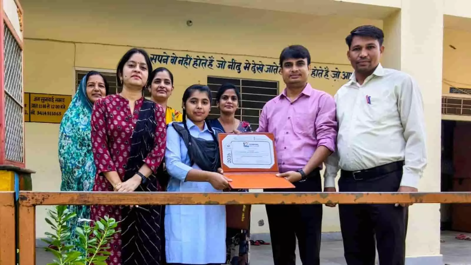 तस्वीर में सुमन कंवर विद्यालय के शिक्षकों के साथ प्रमाण पत्र हाथ में लिए खड़ी हैं। तस्वीर में सुमन कंवर विद्यालय के शिक्षकों के साथ प्रमाण पत्र हाथ में लिए खड़ी हैं।