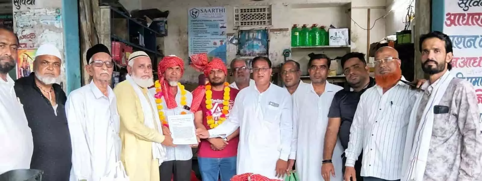 तस्वीर में सांवरियाजी हज खिदमत कमेटी के नवनियुक्त अध्यक्ष हाजी जाकिर हुसैन का स्वागत करते सदस्य दिख रहे हैं। तस्वीर में सांवरियाजी हज खिदमत कमेटी के नवनियुक्त अध्यक्ष हाजी जाकिर हुसैन का स्वागत करते सदस्य दिख रहे हैं।