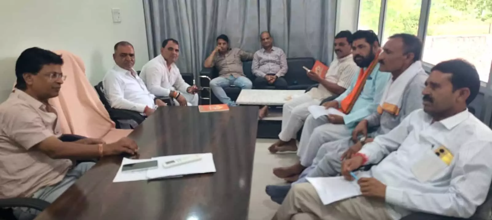 तस्वीर में सवाई माधोपुर भाजपा कार्यालय में पंचायत राज चुनाव की बैठक में बैठे कार्यकर्ता। तस्वीर में सवाई माधोपुर भाजपा कार्यालय में पंचायत राज चुनाव की बैठक में बैठे कार्यकर्ता।