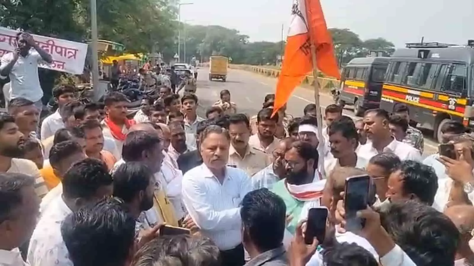 अमरावती में सड़क पर प्रदर्शन करते शिवसेना कार्यकर्ता और पुलिस बल खड़ा दिखाई दे रहा है। अमरावती में सड़क पर प्रदर्शन करते शिवसेना कार्यकर्ता और पुलिस बल खड़ा दिखाई दे रहा है।