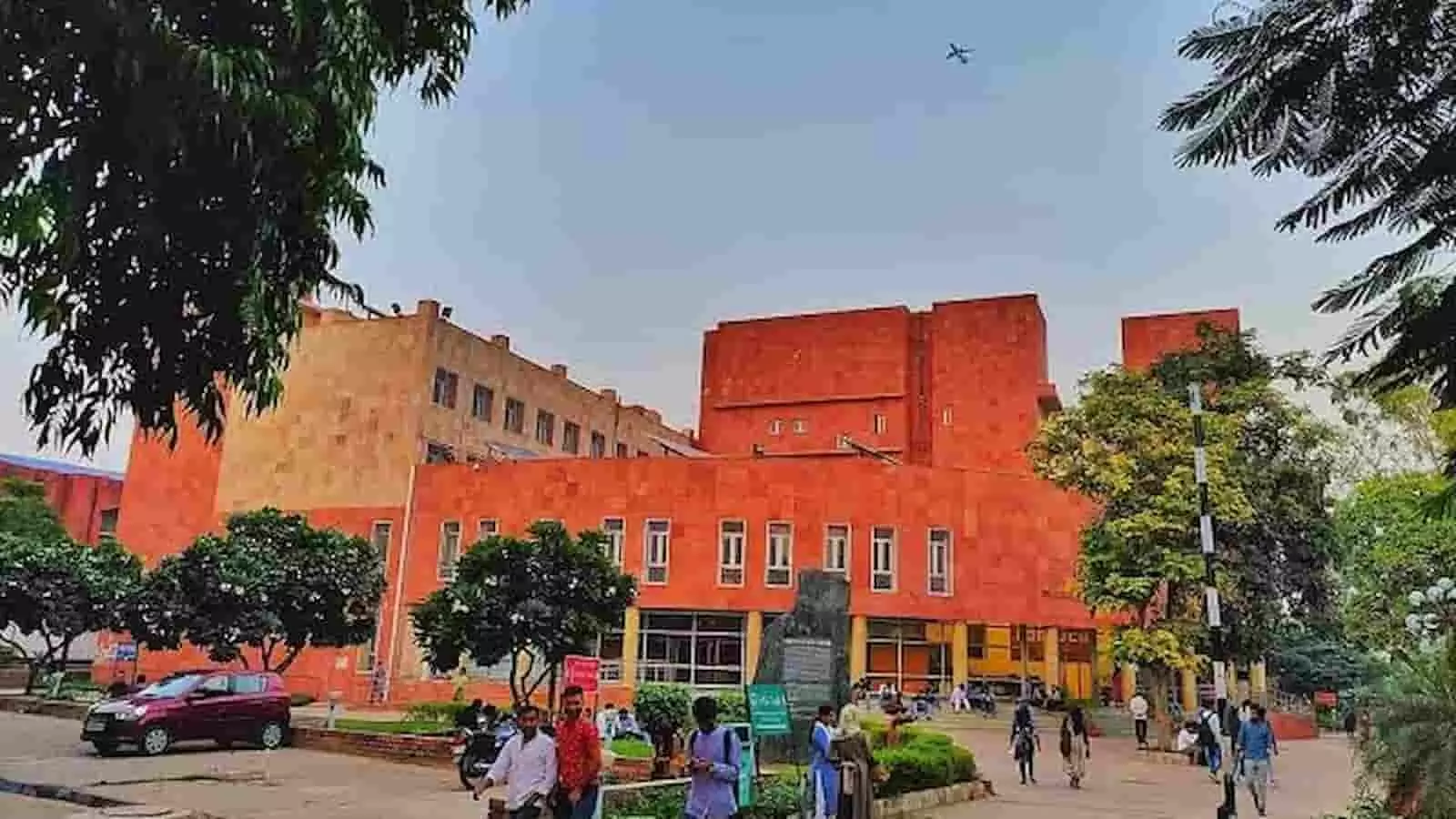 नई दिल्ली स्थित जामिया मिलिया इस्लामिया विश्वविद्यालय परिसर के मुख्य भवन के बाहर घूमते छात्र। नई दिल्ली स्थित जामिया मिलिया इस्लामिया विश्वविद्यालय परिसर के मुख्य भवन के बाहर घूमते छात्र।