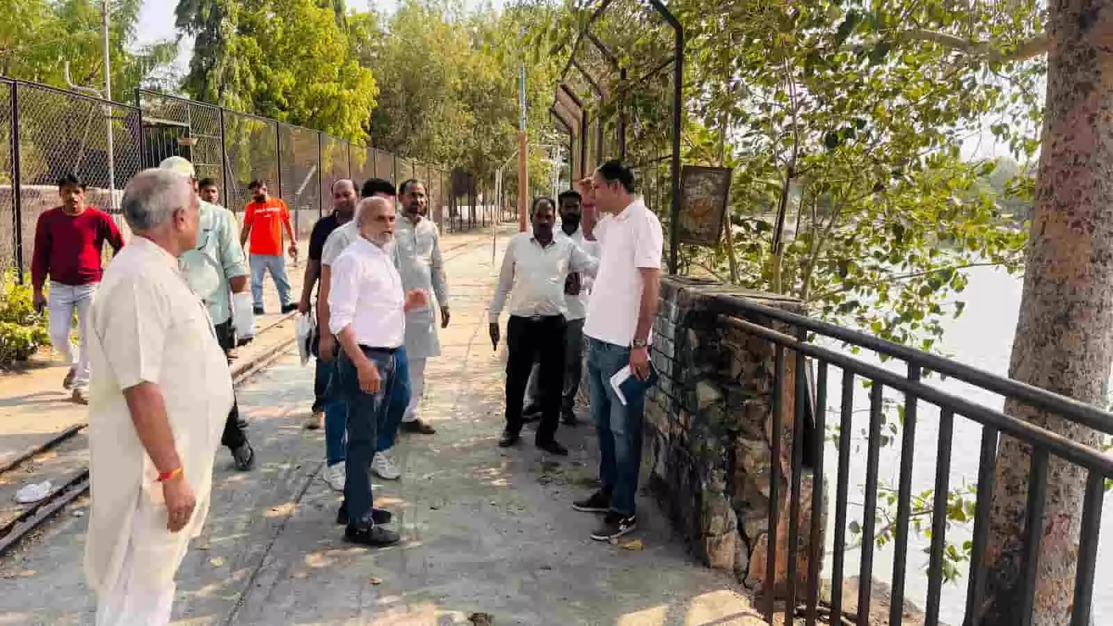 तस्वीर में विधायक अशोक कोठारी भीलवाड़ा के नेहरू तलाई और उद्यान विकास कार्य का निरीक्षण कर रहे हैं। तस्वीर में विधायक अशोक कोठारी भीलवाड़ा के नेहरू तलाई और उद्यान विकास कार्य का निरीक्षण कर रहे हैं।