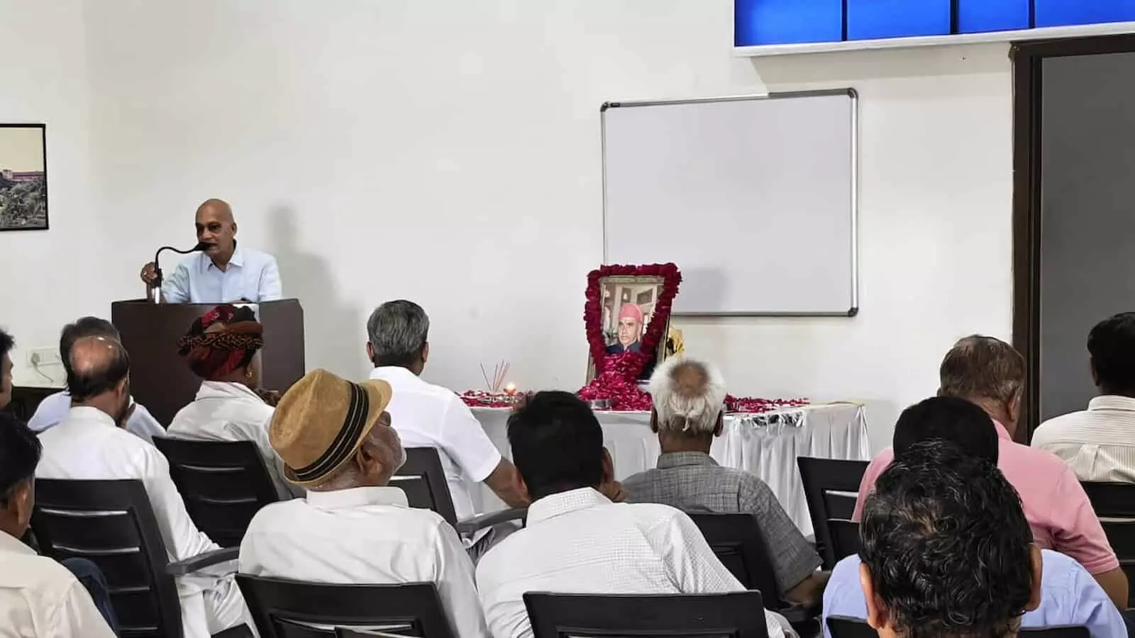 तस्वीर में केलवा कार्यालय में रामनारायण पालीवाल की तस्वीर पर पुष्प अर्पित कर श्रद्धांजलि दी जा रही है।