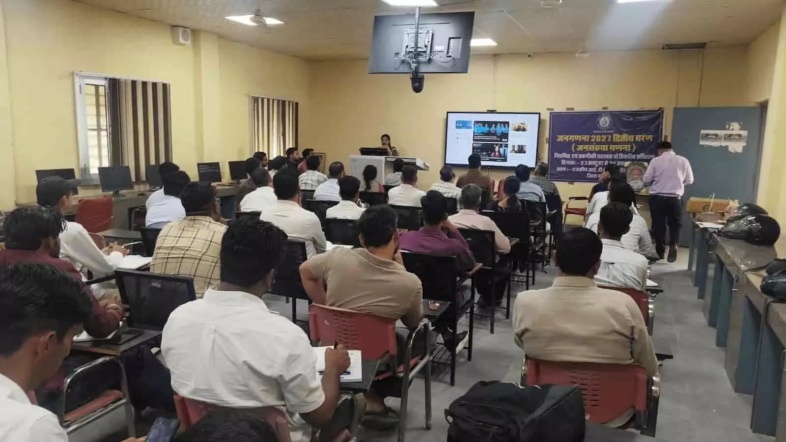 तस्वीर में हनुमानगढ़ के आईटीआई में आयोजित जनगणना प्रशिक्षण कार्यक्रम में शामिल प्रशिक्षणार्थी दिख रहे हैं। तस्वीर में हनुमानगढ़ के आईटीआई में आयोजित जनगणना प्रशिक्षण कार्यक्रम में शामिल प्रशिक्षणार्थी दिख रहे हैं।