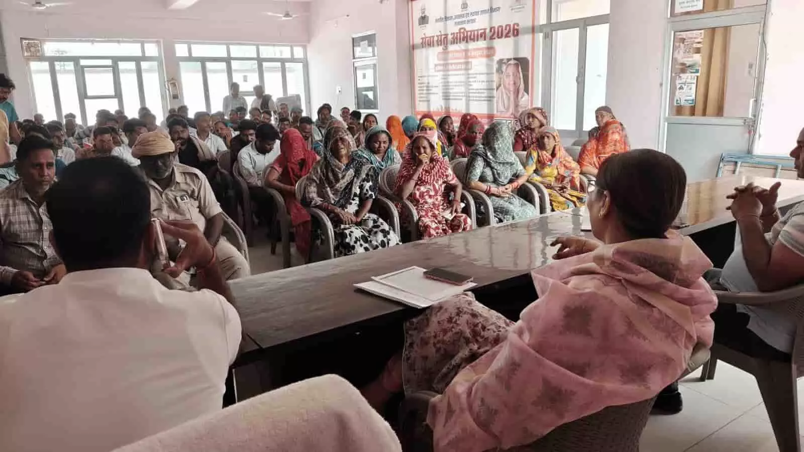 तस्वीर में नोहर नगरपालिका कार्यालय में सफाई कर्मचारियों को संबोधित करते अधिकारी दिख रहे हैं। तस्वीर में नोहर नगरपालिका कार्यालय में सफाई कर्मचारियों को संबोधित करते अधिकारी दिख रहे हैं।