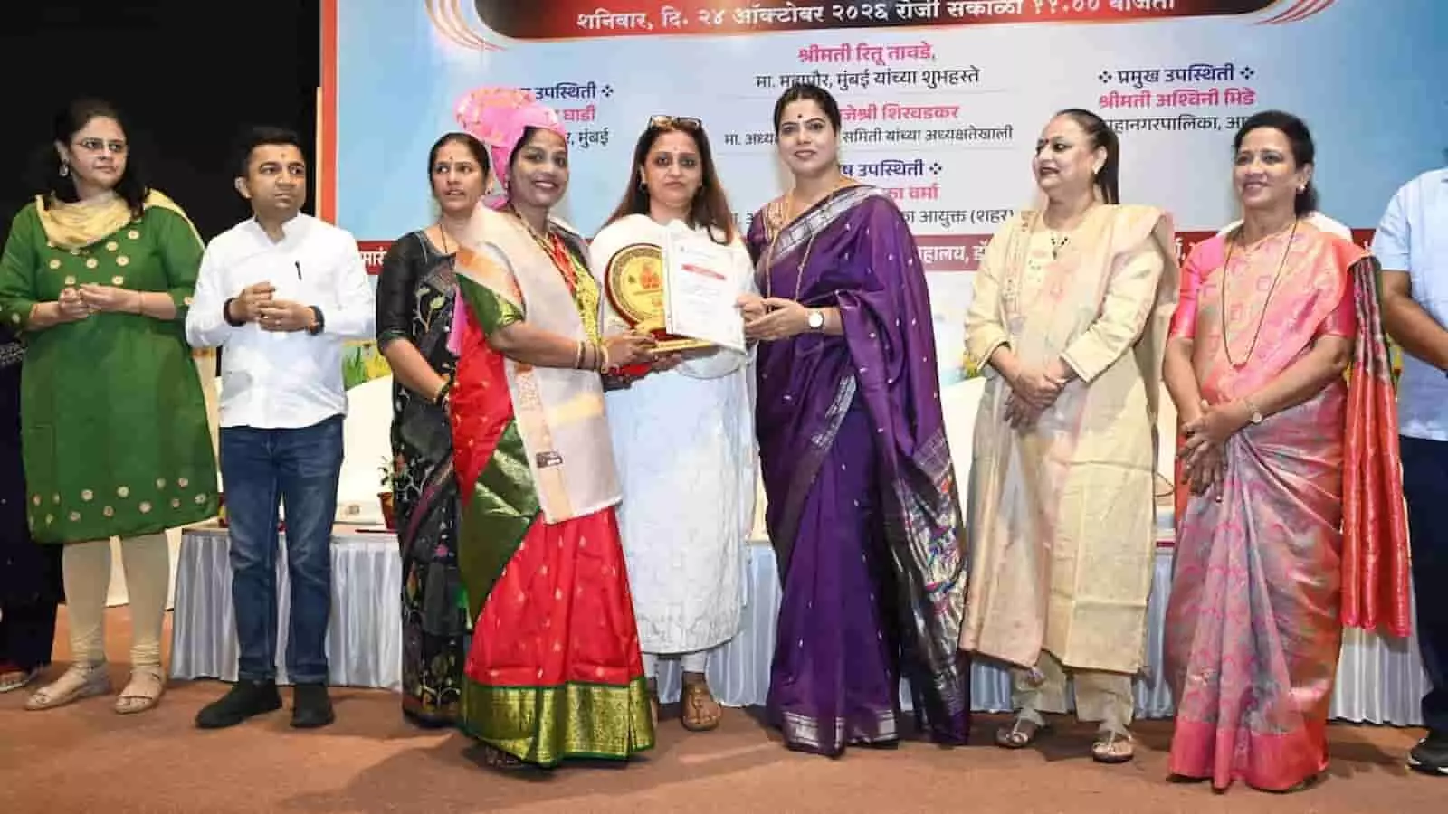 तस्वीर में मुंबई की महापौर रितू तावड़े मंच पर शिक्षिका को सम्मानित करते हुए दिख रही हैं। JPG तस्वीर में मुंबई की महापौर रितू तावड़े मंच पर शिक्षिका को सम्मानित करते हुए दिख रही हैं। JPG