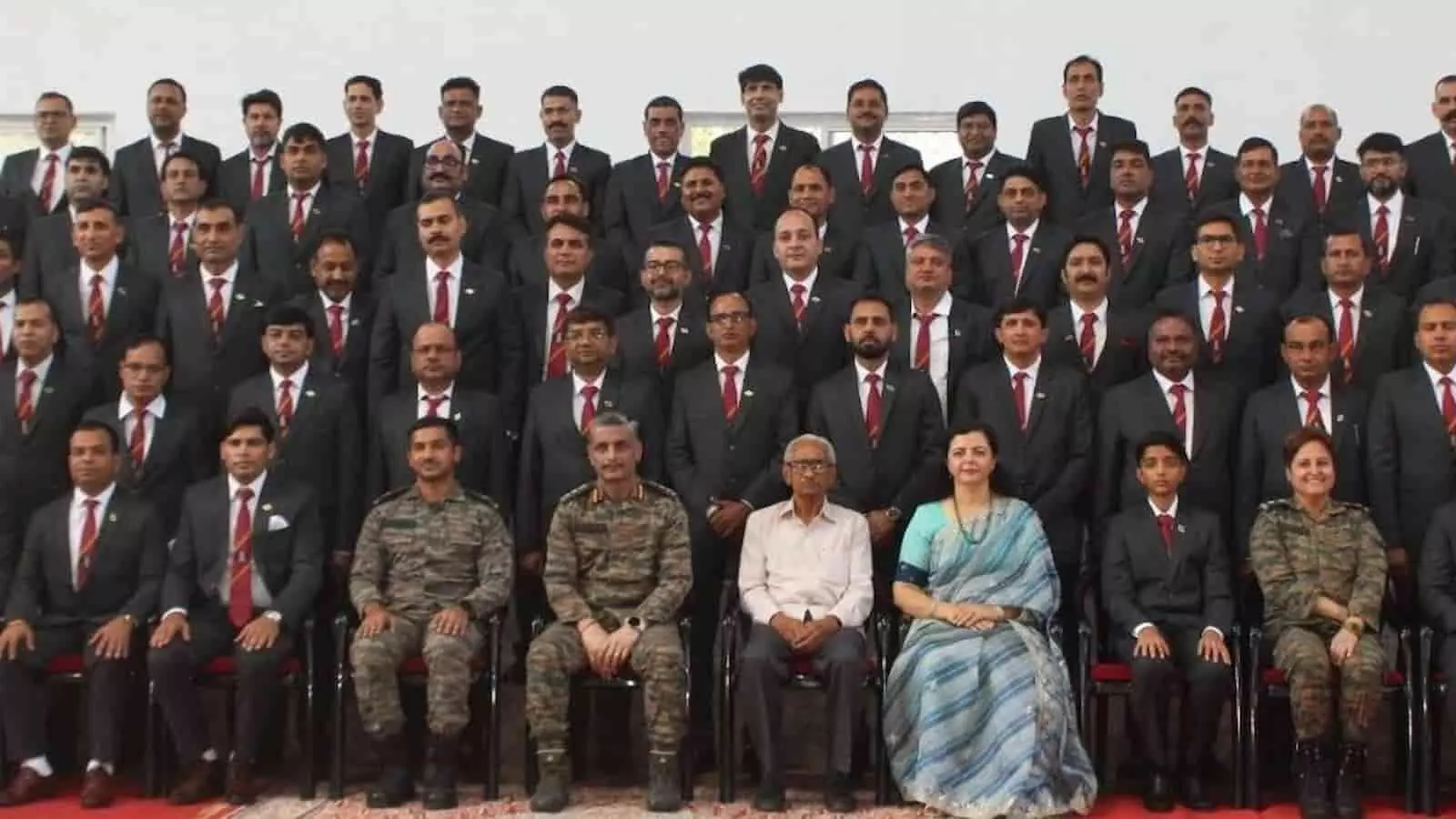 तस्वीर में सैनिक स्कूल चित्तौड़गढ़ परिसर में पूर्व छात्र सम्मेलन के दौरान गणमान्य अतिथि और छात्र समूह में बैठे हैं। तस्वीर में सैनिक स्कूल चित्तौड़गढ़ परिसर में पूर्व छात्र सम्मेलन के दौरान गणमान्य अतिथि और छात्र समूह में बैठे हैं।