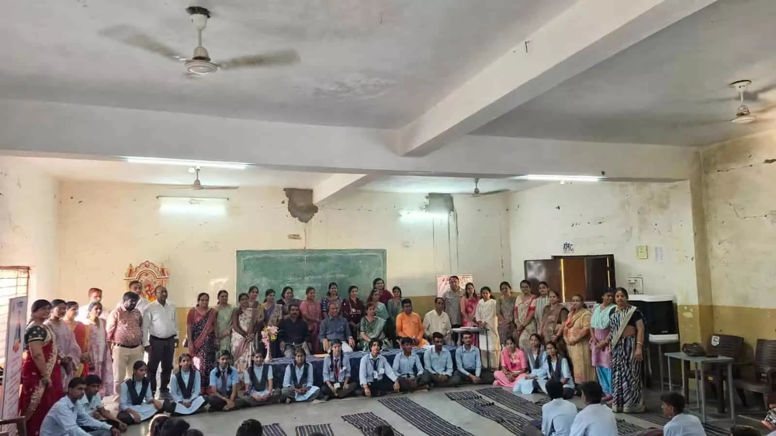 चित्तौड़गढ़ के पुरुषार्थी विद्यालय हॉल में सृजनात्मक प्रतियोगिताओं के दौरान उपस्थित शिक्षक और विद्यार्थी।