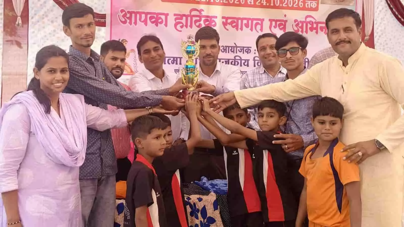 तस्वीर में दौलतपुरा क्लस्टर के विद्यार्थी और शिक्षक ट्रॉफी थामकर जनरल चैंपियनशिप जीतने का जश्न मनाते हुए। तस्वीर में दौलतपुरा क्लस्टर के विद्यार्थी और शिक्षक ट्रॉफी थामकर जनरल चैंपियनशिप जीतने का जश्न मनाते हुए।