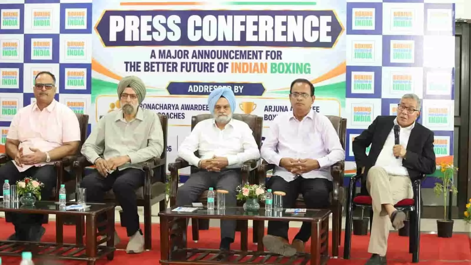 तस्वीर में नई दिल्ली में भारतीय मुक्केबाजी महासंघ के भविष्य और सुधारों पर चर्चा करते खेल विशेषज्ञ। तस्वीर में नई दिल्ली में भारतीय मुक्केबाजी महासंघ के भविष्य और सुधारों पर चर्चा करते खेल विशेषज्ञ।