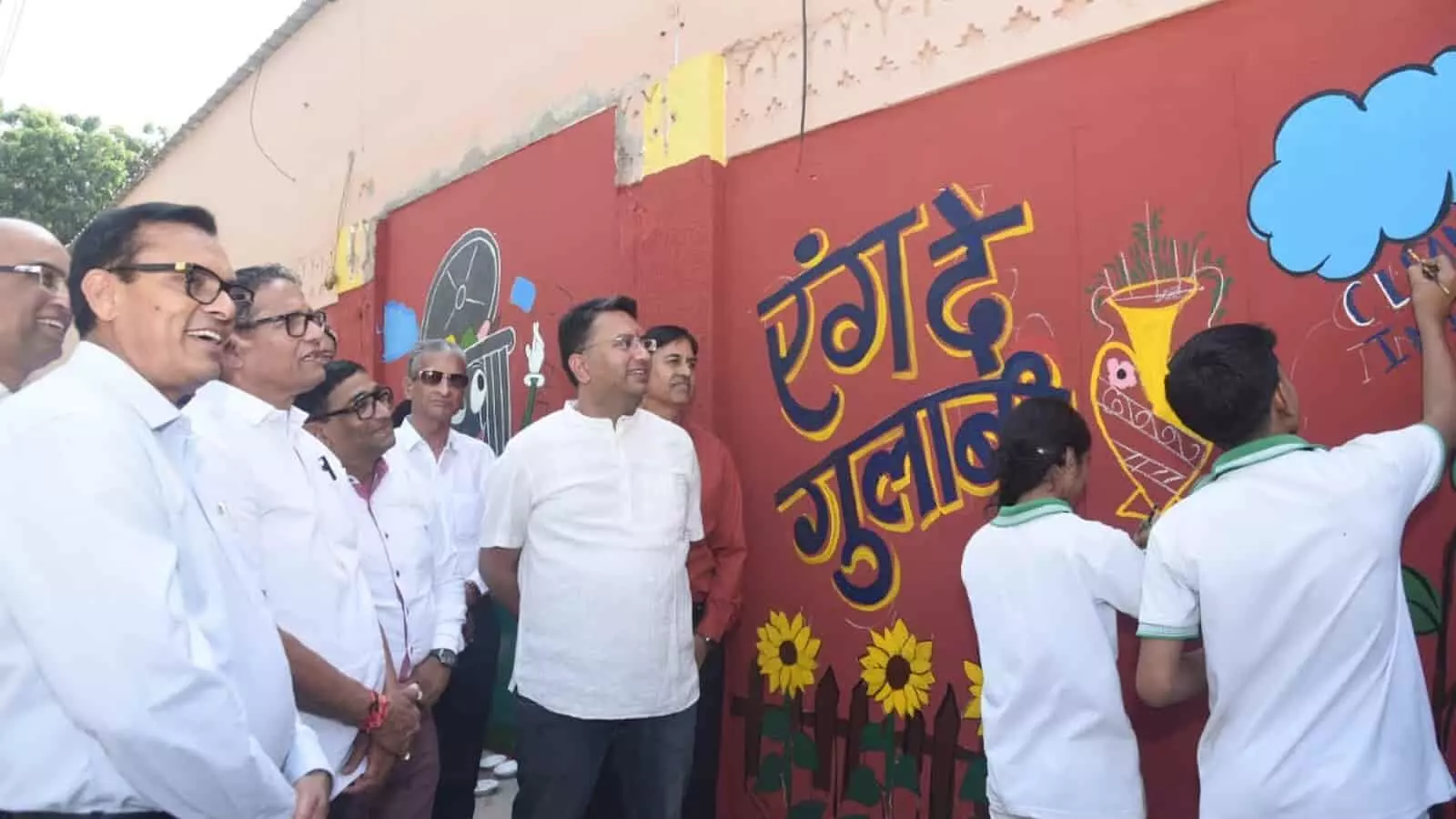 तस्वीर में जयपुर के त्रिमूर्ति सर्किल स्थित स्कूल में रंग दे गुलाबी अभियान के तहत बच्चे दीवार पर पेंटिंग करते दिख रहे हैं। तस्वीर में जयपुर के त्रिमूर्ति सर्किल स्थित स्कूल में रंग दे गुलाबी अभियान के तहत बच्चे दीवार पर पेंटिंग करते दिख रहे हैं।