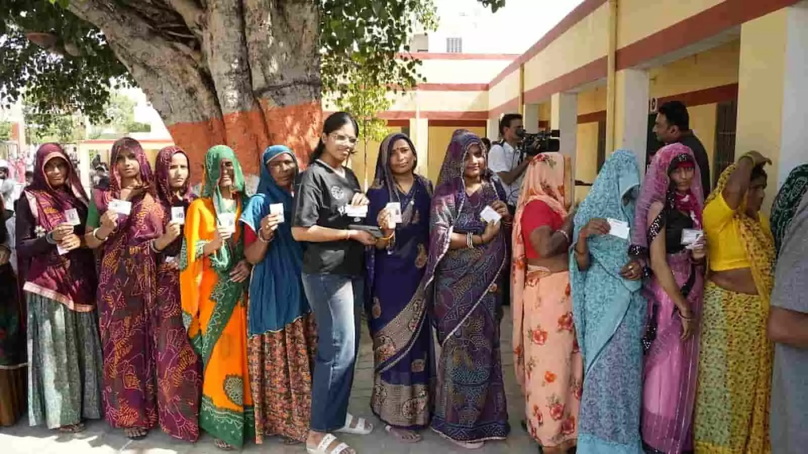 तस्वीर में महिला मतदाता मतदान केंद्र पर वोटर आईडी कार्ड दिखाकर वोट डालने के लिए कतार में खड़ी हैं। तस्वीर में महिला मतदाता मतदान केंद्र पर वोटर आईडी कार्ड दिखाकर वोट डालने के लिए कतार में खड़ी हैं।