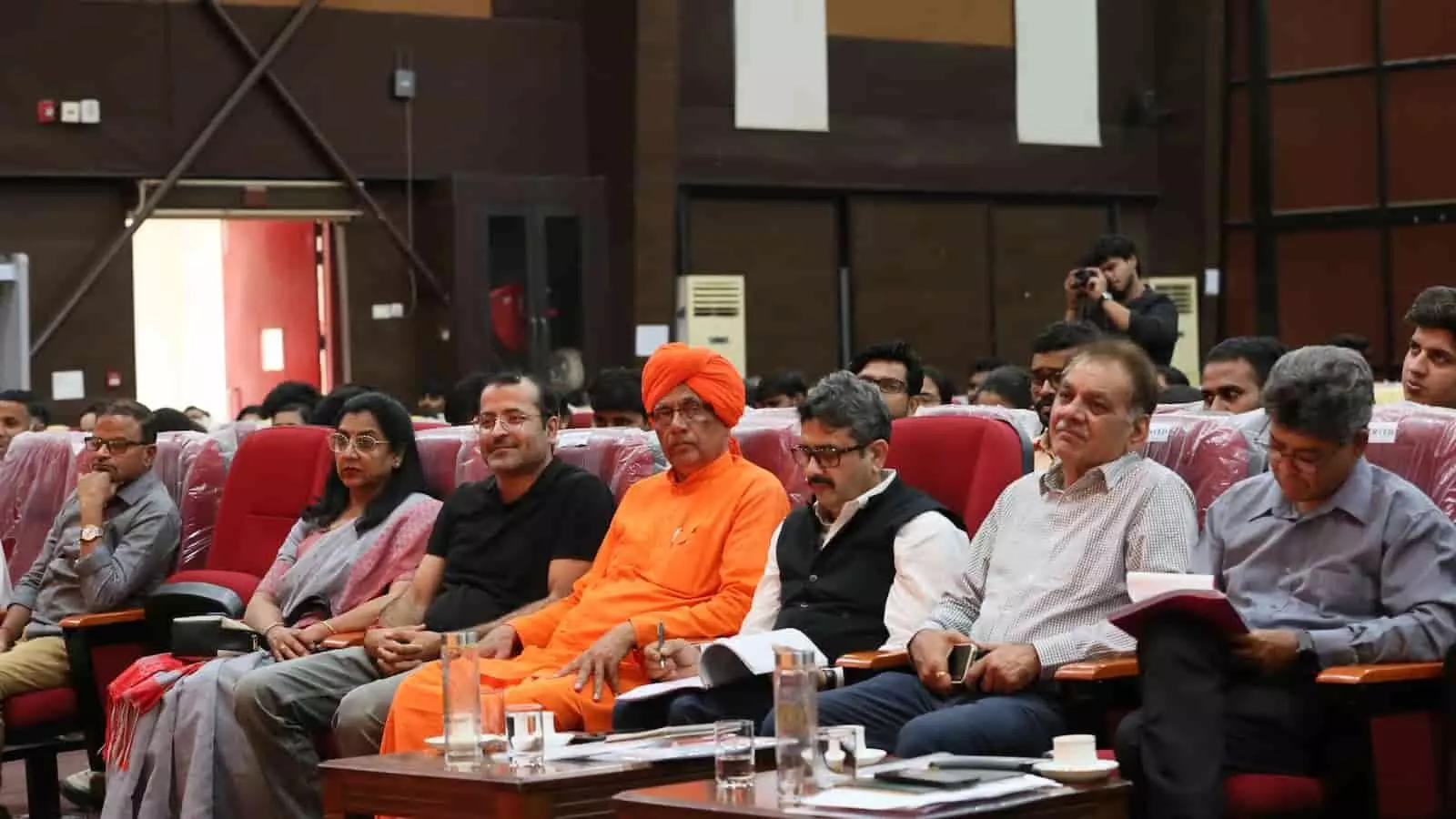 तस्वीर में अतिथि और विद्यार्थी राजस्थान केंद्रीय विश्वविद्यालय के प्रेक्षागृह में युवा संसद सत्र में बैठे हैं। तस्वीर में अतिथि और विद्यार्थी राजस्थान केंद्रीय विश्वविद्यालय के प्रेक्षागृह में युवा संसद सत्र में बैठे हैं।