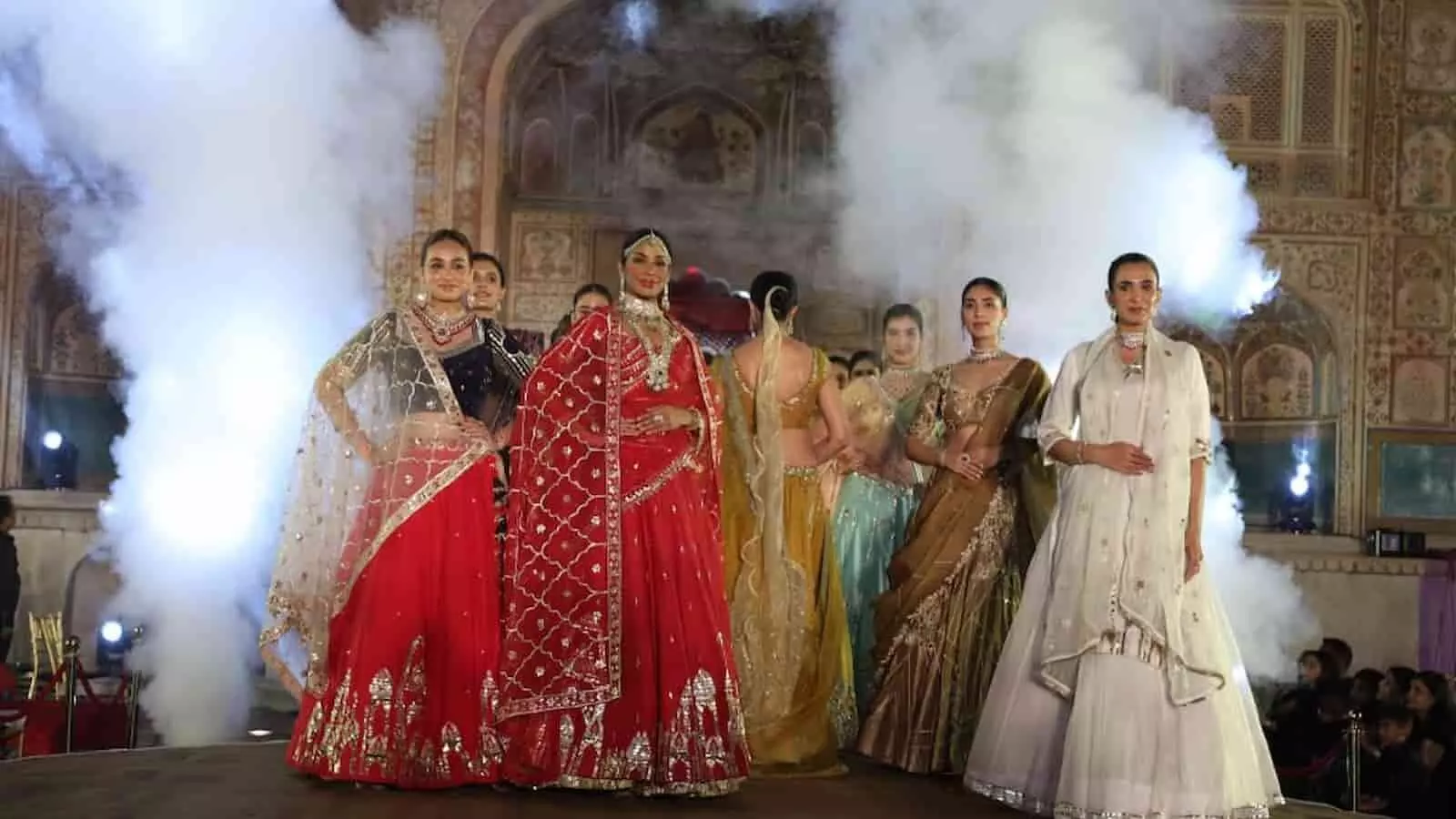 तस्वीर में मॉडल्स आमेर किले में फैशन शो के दौरान पारंपरिक परिधानों में रैंप वॉक करती हुई। तस्वीर में मॉडल्स आमेर किले में फैशन शो के दौरान पारंपरिक परिधानों में रैंप वॉक करती हुई।