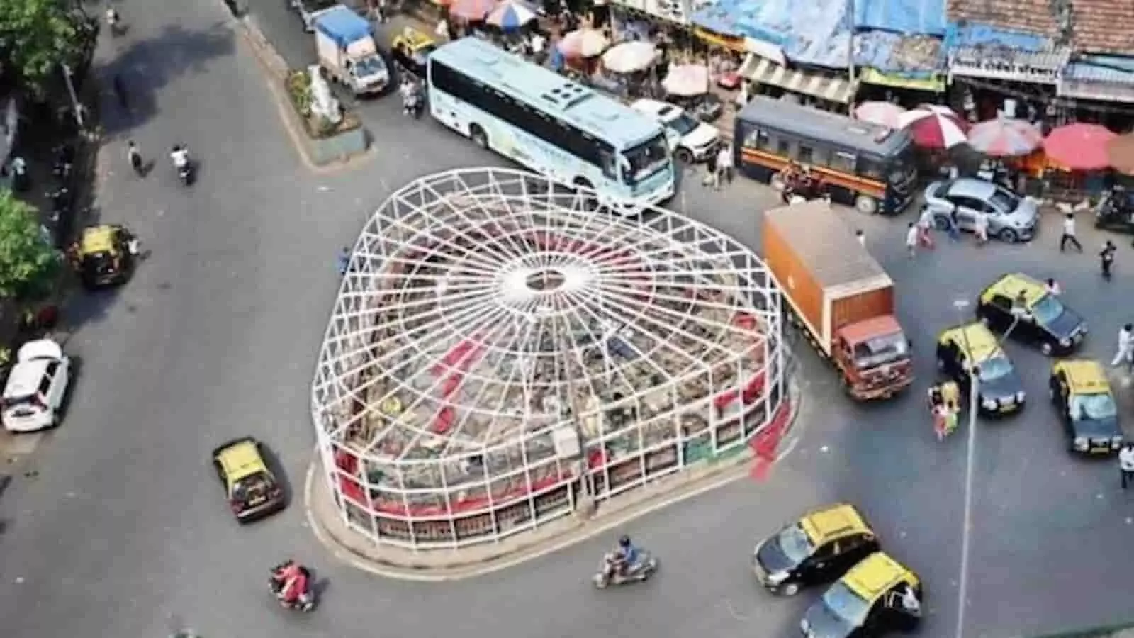 तस्वीर में मुंबई के दादर कबूतरखाना परिसर में बीएमसी द्वारा अवैध अतिक्रमण रोकने के लिए लगाई गई एक्रेलिक शीट दिख रही है। तस्वीर में मुंबई के दादर कबूतरखाना परिसर में बीएमसी द्वारा अवैध अतिक्रमण रोकने के लिए लगाई गई एक्रेलिक शीट दिख रही है।