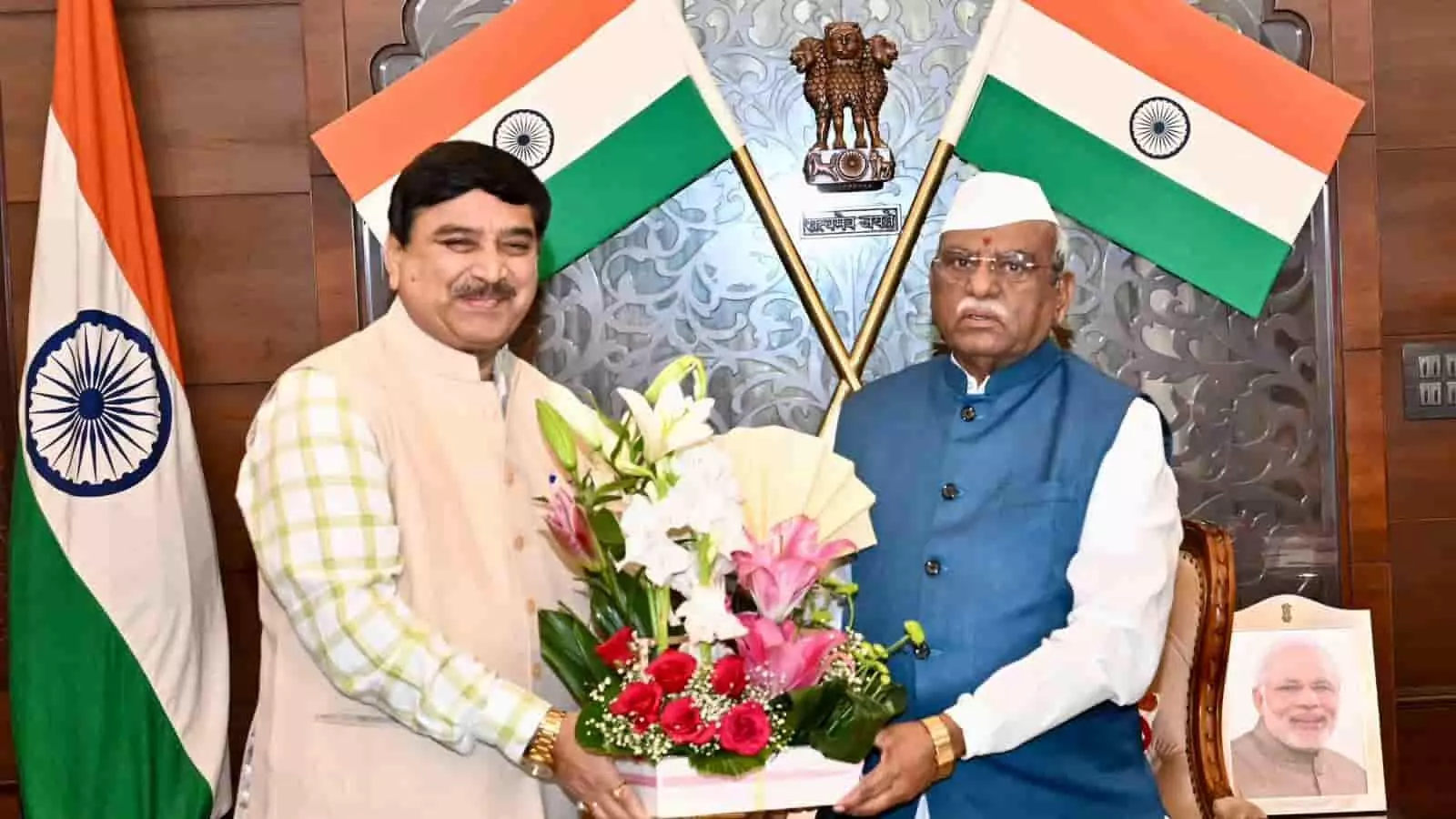 तस्वीर में जयपुर के लोकभवन में प्रो. शिव सिंह सारंगदेवोत राज्यपाल हरिभाऊ बागडे को गुलदस्ता भेंट करते हुए दिख रहे हैं। तस्वीर में जयपुर के लोकभवन में प्रो. शिव सिंह सारंगदेवोत राज्यपाल हरिभाऊ बागडे को गुलदस्ता भेंट करते हुए दिख रहे हैं।