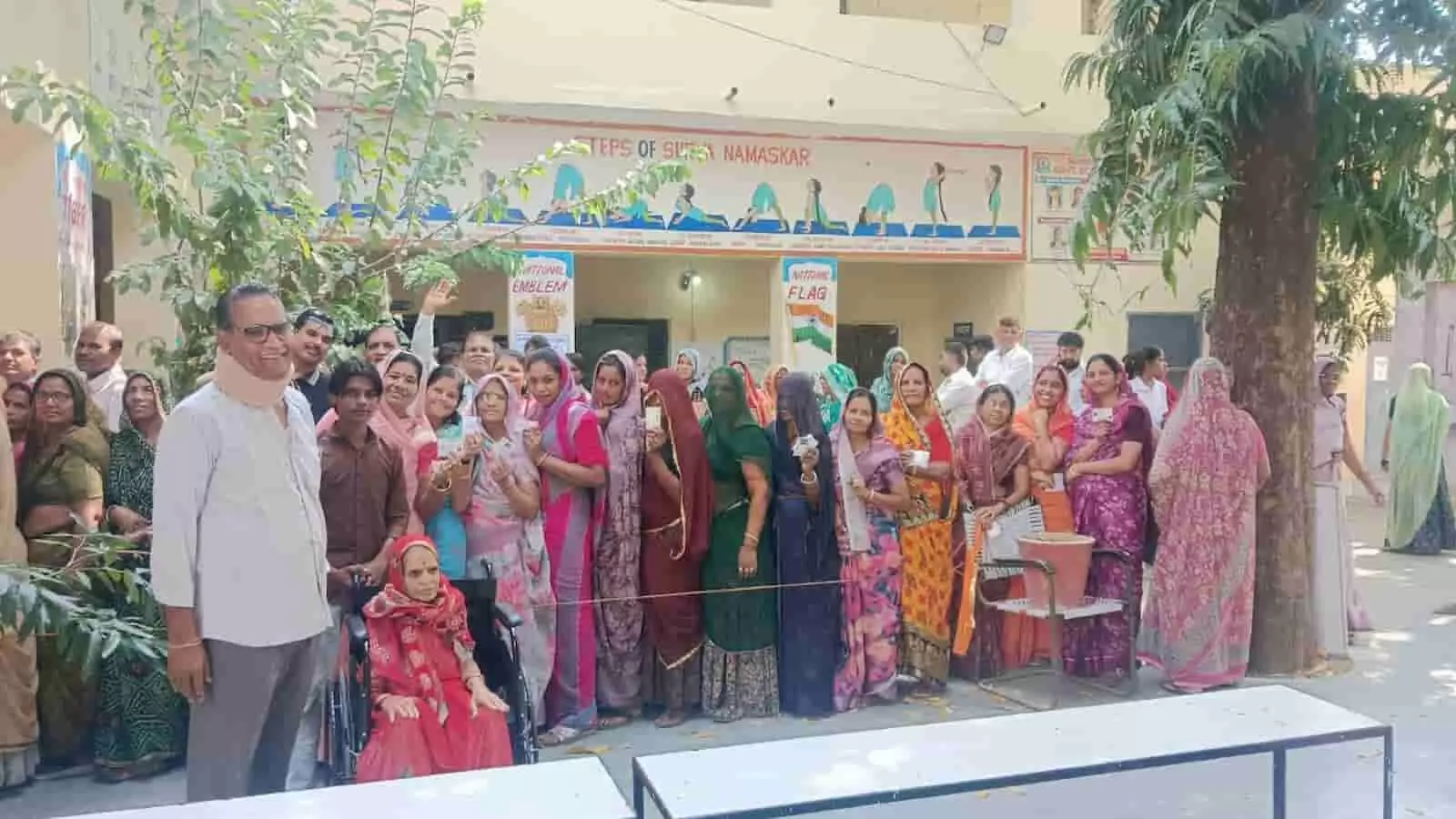 तस्वीर में खेरोदा मतदान केंद्र पर पंच और सरपंच चुनाव के लिए कतार में खड़े मतदाता दिख रहे हैं।