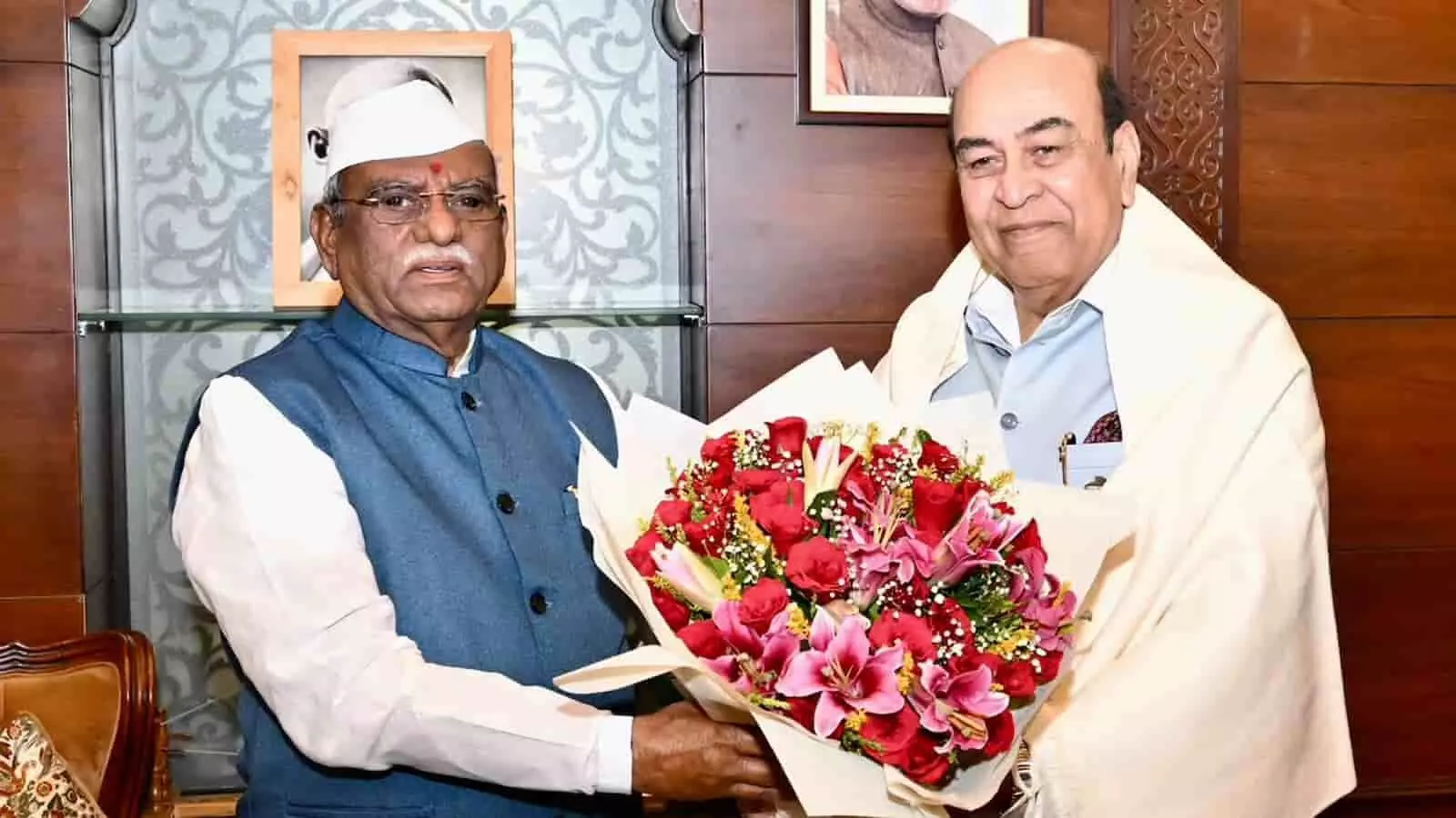 तस्वीर में राजस्थान के राज्यपाल हरिभाऊ बागडे को गुलदस्ता भेंट करते बिहार के राज्यपाल सैयद अता हसनैन। तस्वीर में राजस्थान के राज्यपाल हरिभाऊ बागडे को गुलदस्ता भेंट करते बिहार के राज्यपाल सैयद अता हसनैन।