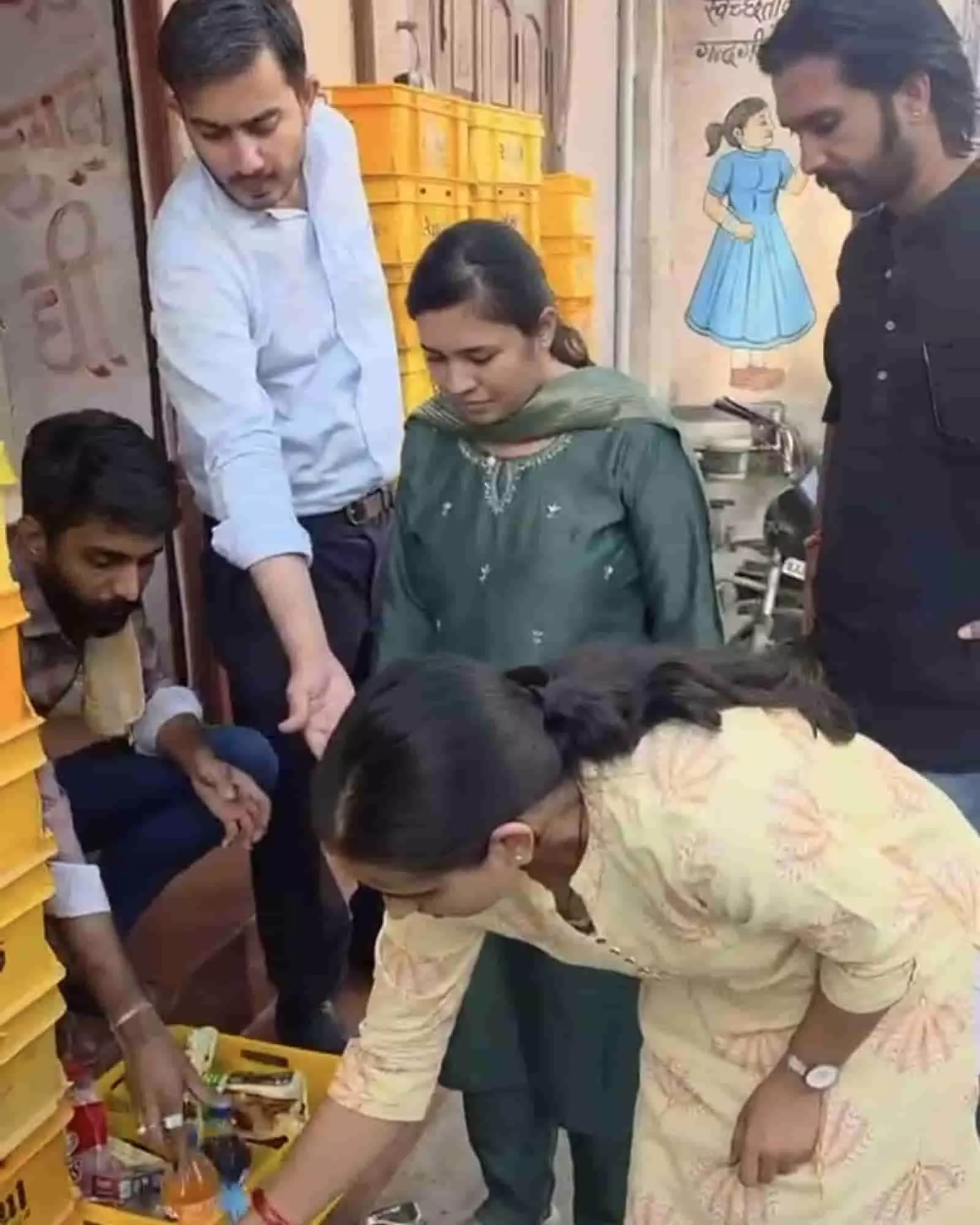 तस्वीर में खाद्य सुरक्षा अधिकारी सिरोही के पिण्डवाड़ा बाजार में निरीक्षण करते हुए दिखाई दे रहे हैं। तस्वीर में खाद्य सुरक्षा अधिकारी सिरोही के पिण्डवाड़ा बाजार में निरीक्षण करते हुए दिखाई दे रहे हैं।