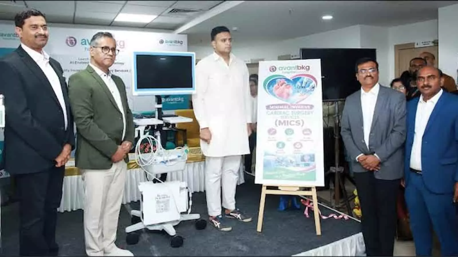 तस्वीर में अवंत बीकेजी हॉस्पिटल्स मैसूर में सांसद यदुवीर वाडियार और डॉक्टर नई एचडी आईवीयूएस तकनीक के पास खड़े हैं।