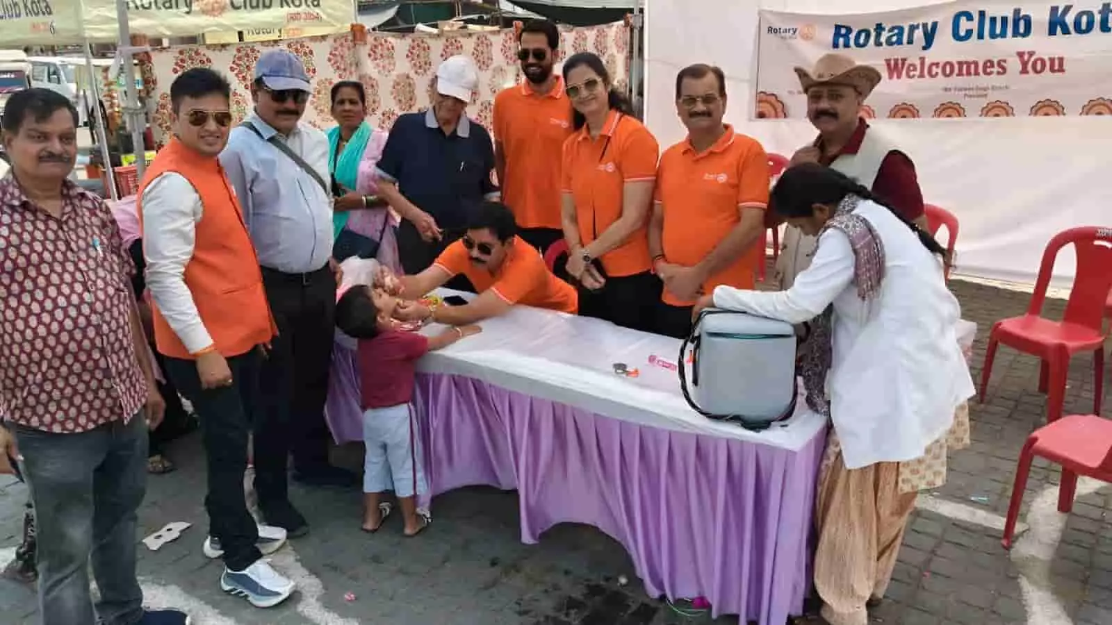 तस्वीर में रोटरी क्लब कोटा के सदस्य टीलेश्वर सर्किल शिविर में बच्चे को पोलियो की खुराक पिलाते हुए तस्वीर में रोटरी क्लब कोटा के सदस्य टीलेश्वर सर्किल शिविर में बच्चे को पोलियो की खुराक पिलाते हुए
