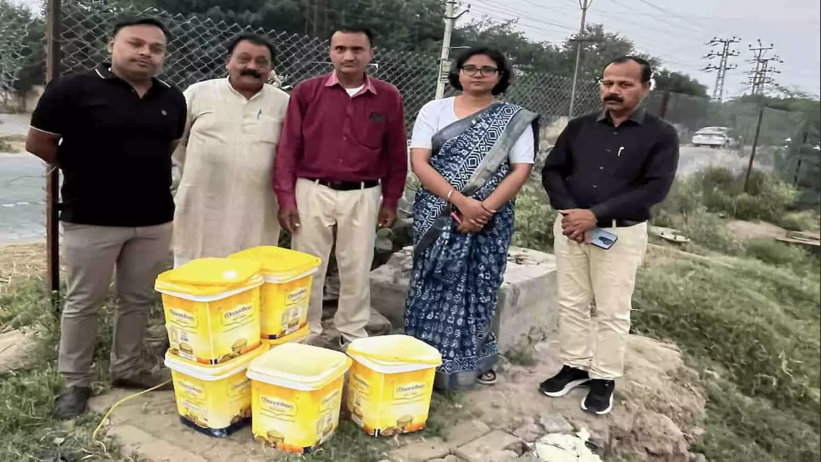 तस्वीर में खाद्य सुरक्षा विभाग की टीम नोहर में नष्ट किए गए घी के पास मौजूद है।