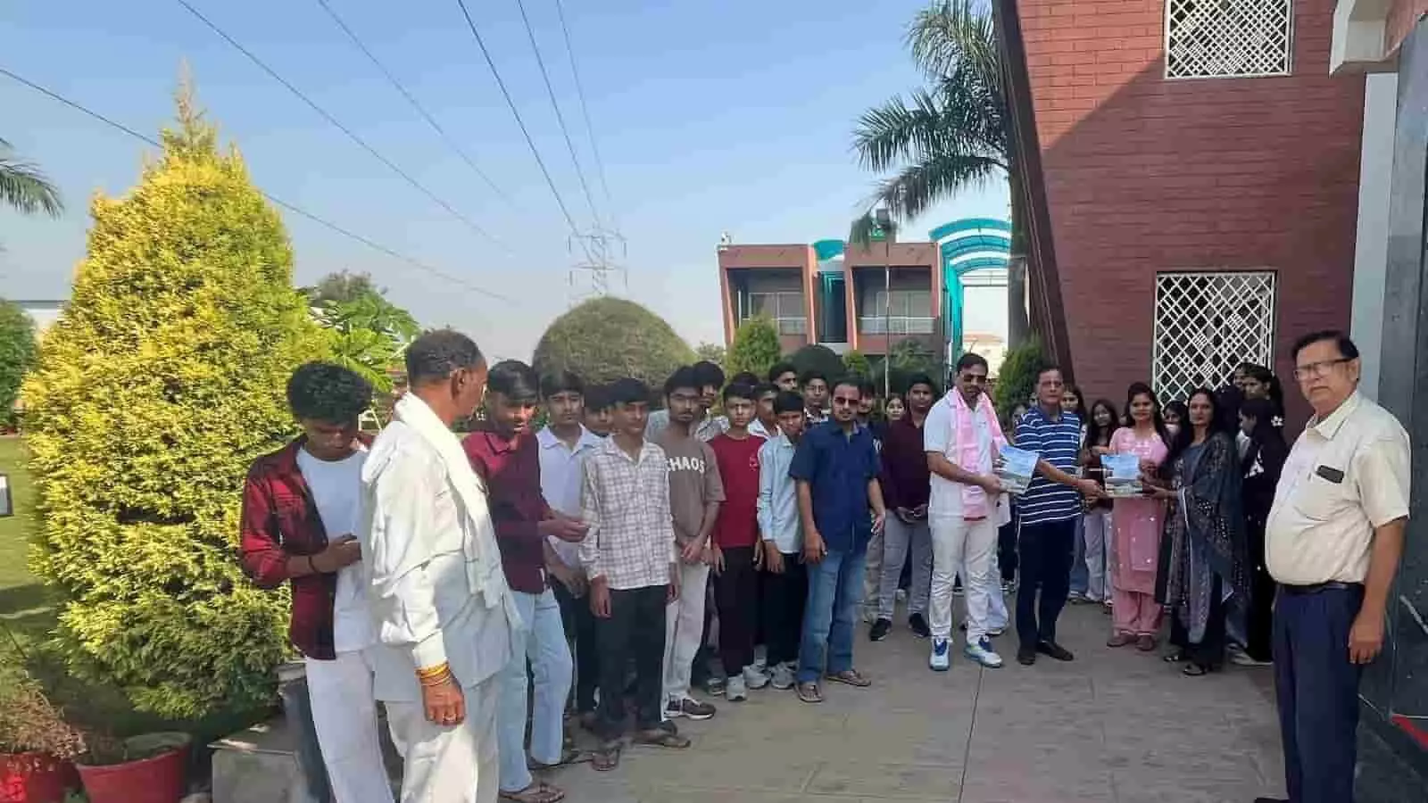 तस्वीर में कोटा में होटल फेडरेशन पदाधिकारी हरियाणा से आए पर्यटकों का स्वागत करते हुए दिख रहे हैं। तस्वीर में कोटा में होटल फेडरेशन पदाधिकारी हरियाणा से आए पर्यटकों का स्वागत करते हुए दिख रहे हैं।