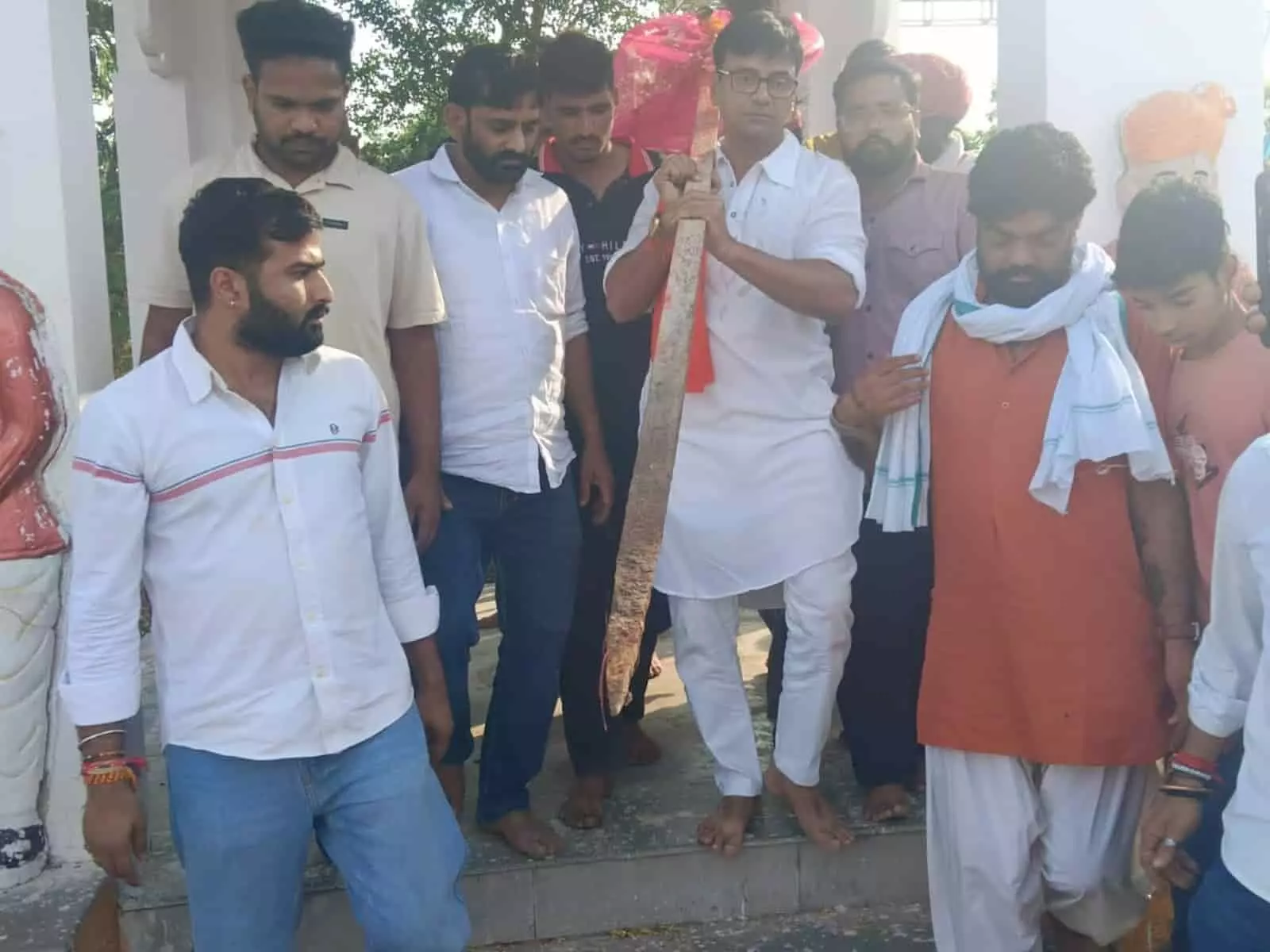 तस्वीर में मावली में चामुंडा माता मेले की तैयारियों के दौरान त्रिशूल ले जाते श्रद्धालु दिख रहे हैं। तस्वीर में मावली में चामुंडा माता मेले की तैयारियों के दौरान त्रिशूल ले जाते श्रद्धालु दिख रहे हैं।