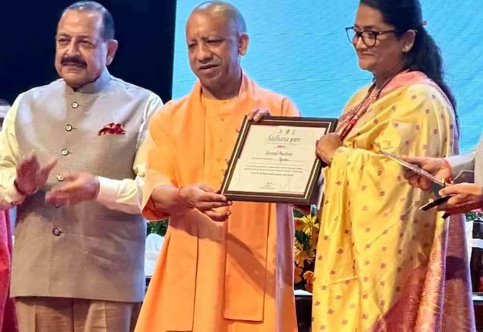 तस्वीर में केंद्रीय मंत्री डॉ. जितेंद्र सिंह, यूपी सीएम योगी आदित्यनाथ और श्रेया गुहा पुरस्कार समारोह में दिख रहे हैं। तस्वीर में केंद्रीय मंत्री डॉ. जितेंद्र सिंह, यूपी सीएम योगी आदित्यनाथ और श्रेया गुहा पुरस्कार समारोह में दिख रहे हैं।