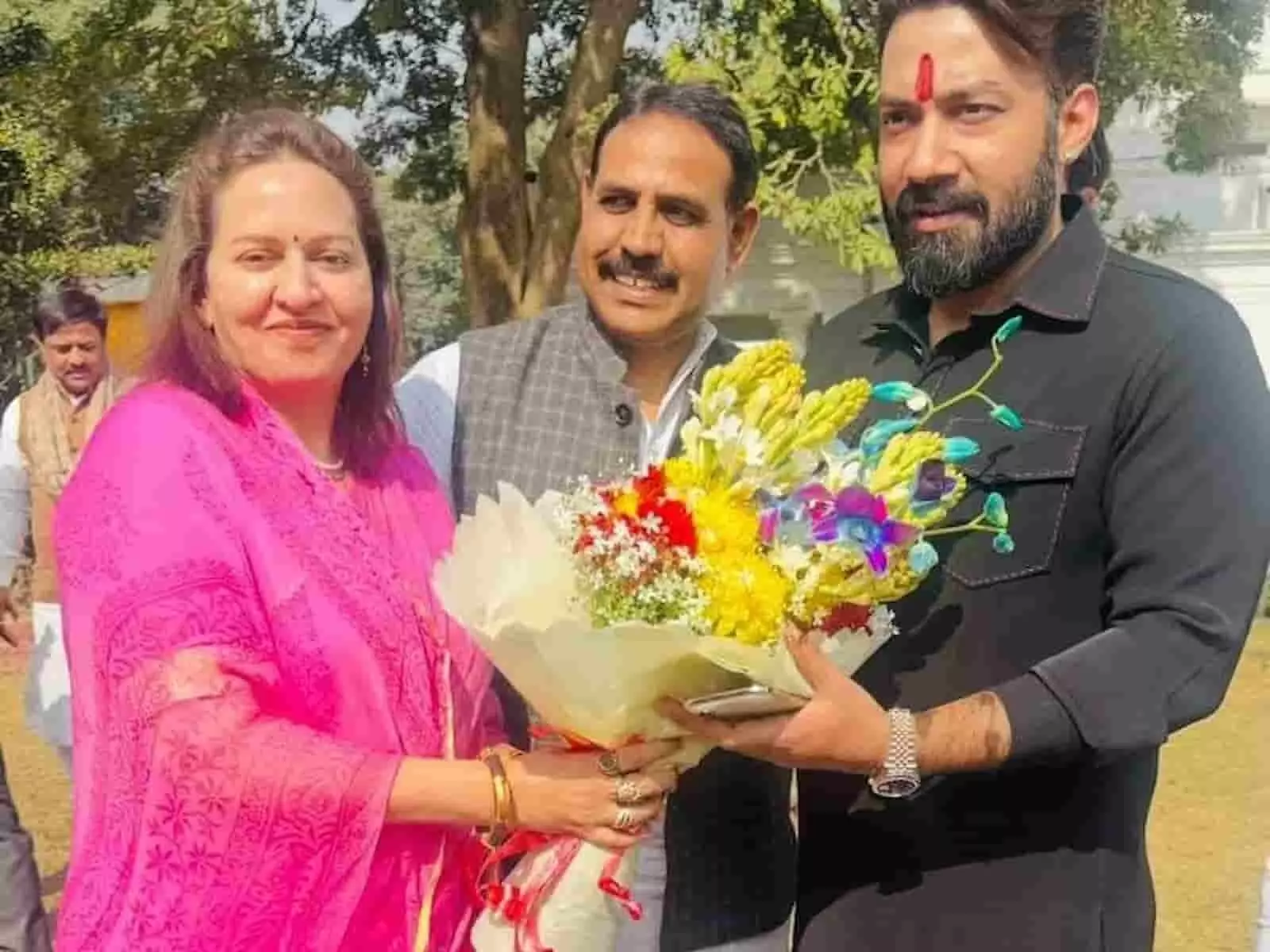 तस्वीर में जयपुर कार्यालय में एलजेपी सांसद राजेश वर्मा को गुलदस्ता भेंट करते हुए पदाधिकारी नजर आ रहे हैं। तस्वीर में जयपुर कार्यालय में एलजेपी सांसद राजेश वर्मा को गुलदस्ता भेंट करते हुए पदाधिकारी नजर आ रहे हैं।