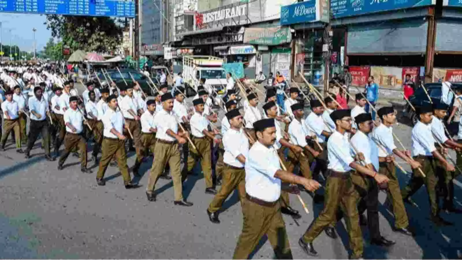 आरएसएस के स्वयंसेवक पारंपरिक गणवेश में सड़क पर मार्च करते हुए। आरएसएस के स्वयंसेवक पारंपरिक गणवेश में सड़क पर मार्च करते हुए।