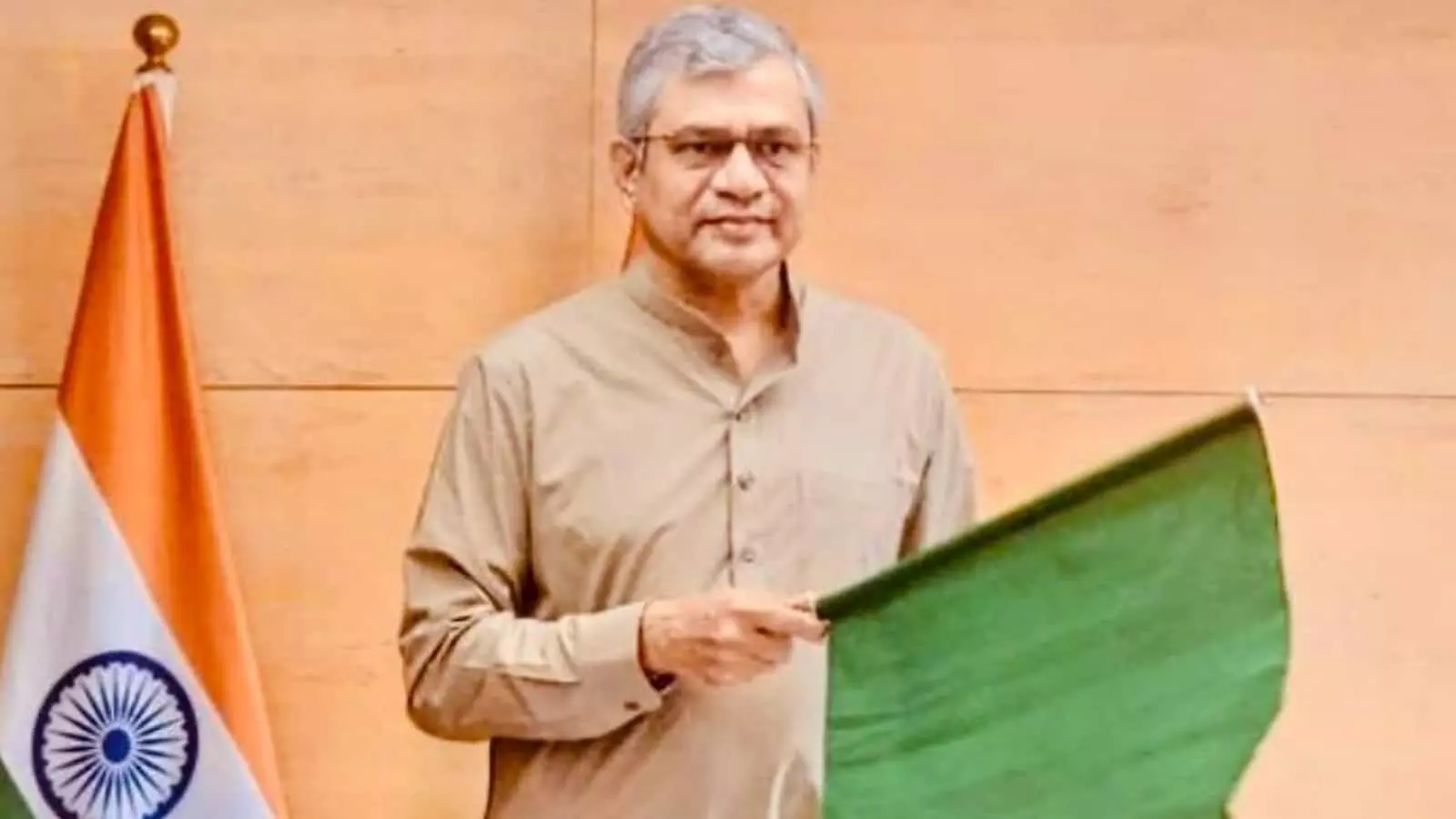 तस्वीर में केंद्रीय रेल मंत्री अश्विनी वैष्णव मध्य प्रदेश के विंध्य और बुंदेलखंड में नई रेल लाइनों को हरी झंडी दिखाते हुए।