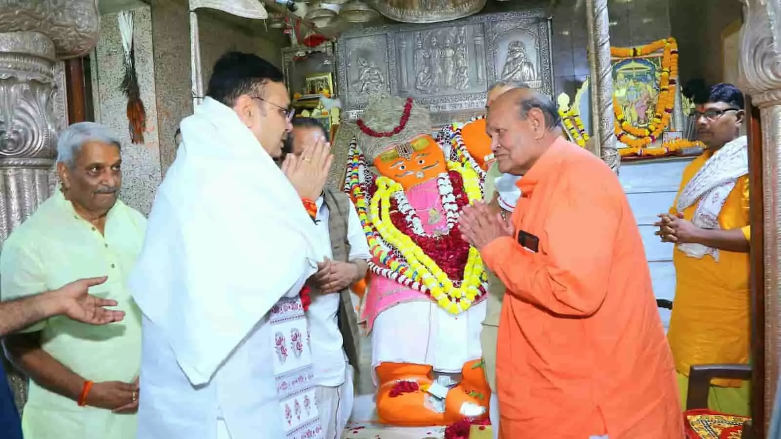 तस्वीर में राजस्थान के मुख्यमंत्री भजनलाल शर्मा जयपुर के मंदिर में पूजा करते हुए हाथ जोड़कर खड़े हैं।