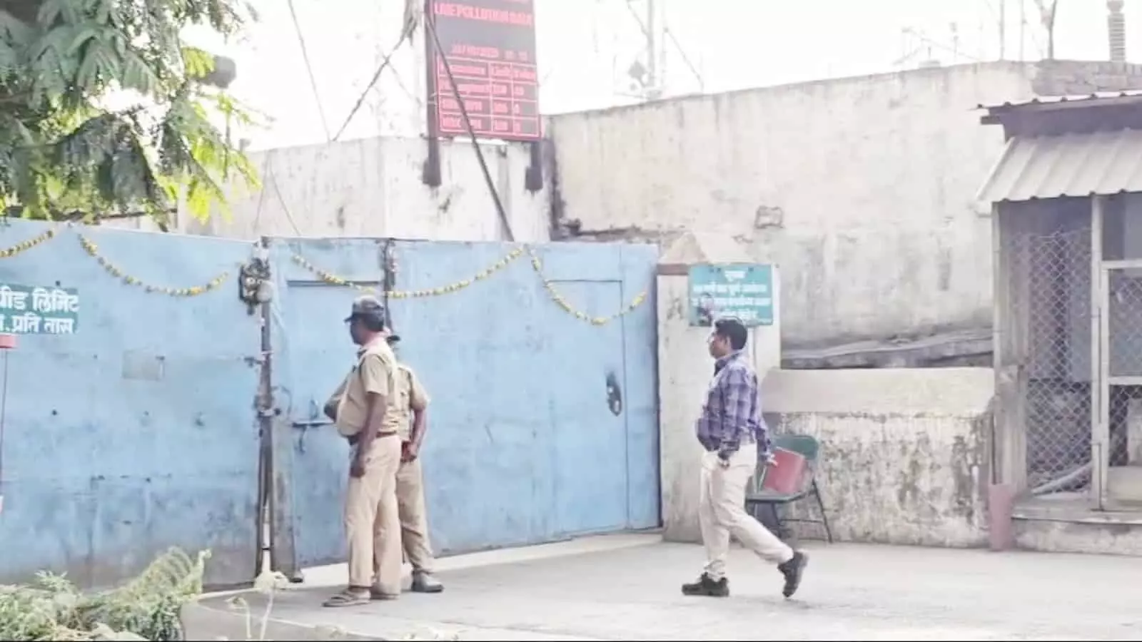 तस्वीर में पुलिस अधिकारी जालना स्थित स्टील कंपनी के बाहर औद्योगिक दुर्घटना की जांच करते दिख रहे हैं।