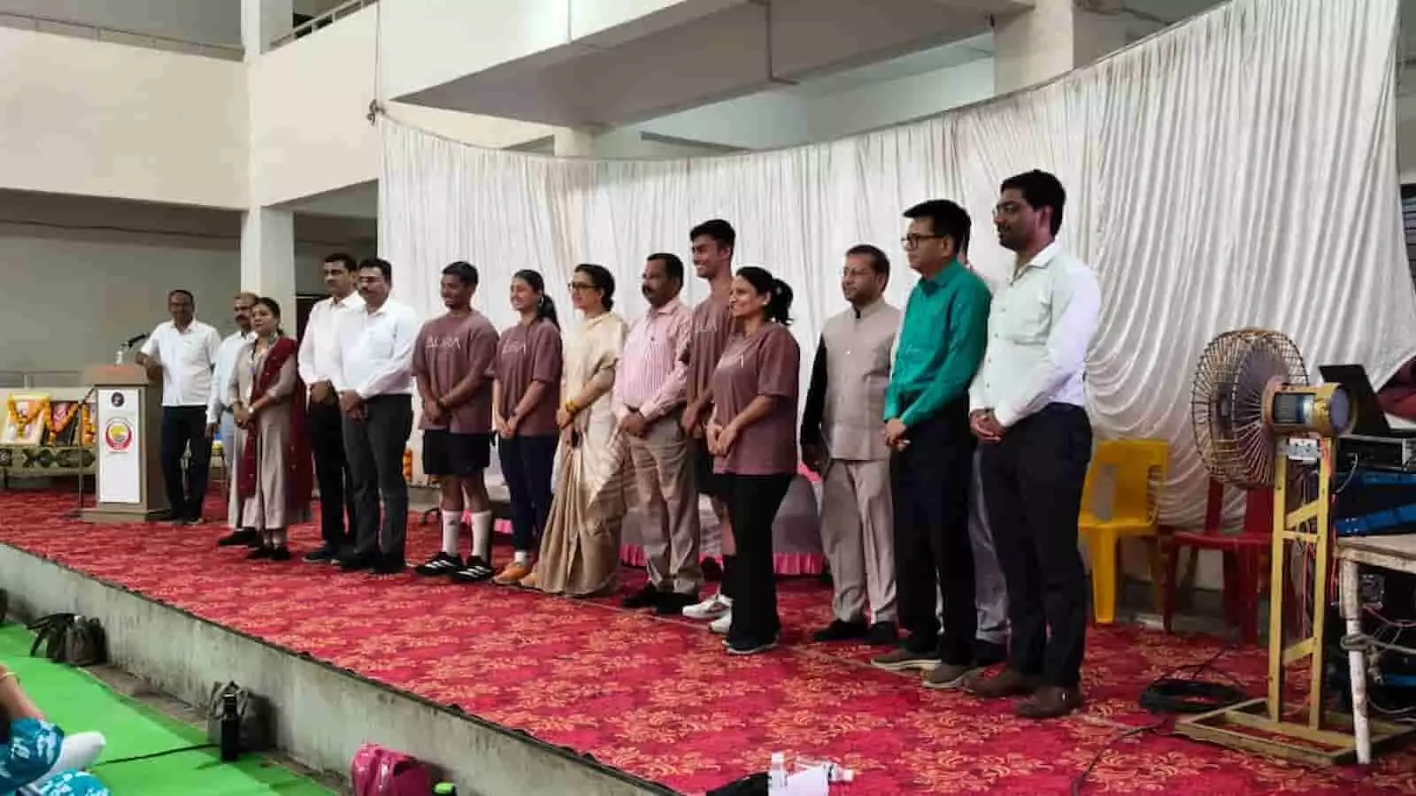 तस्वीर में शिरपुर के एकलव्य स्कूल में आयोजित सखी संजीवनी अभियान कार्यशाला के दौरान अधिकारी और विशेषज्ञ नजर आ रहे हैं।