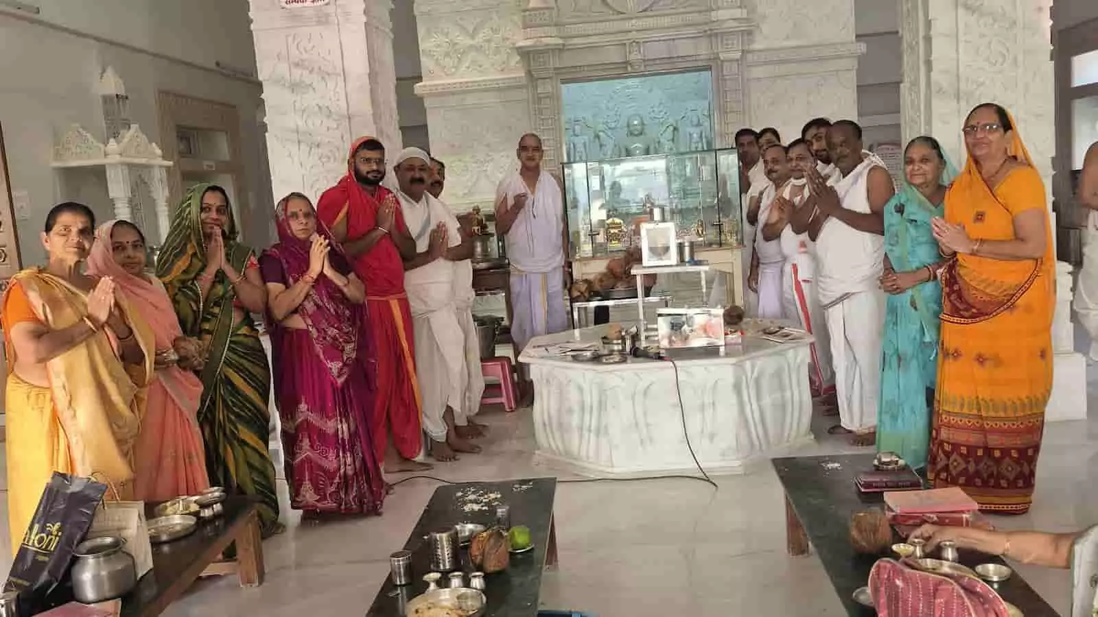 तस्वीर में श्री शांतिनाथ दिगंबर जैन मंदिर परिसर में हाथ जोड़कर खड़े श्रद्धालु धार्मिक आयोजन में भाग लेते दिख रहे हैं।