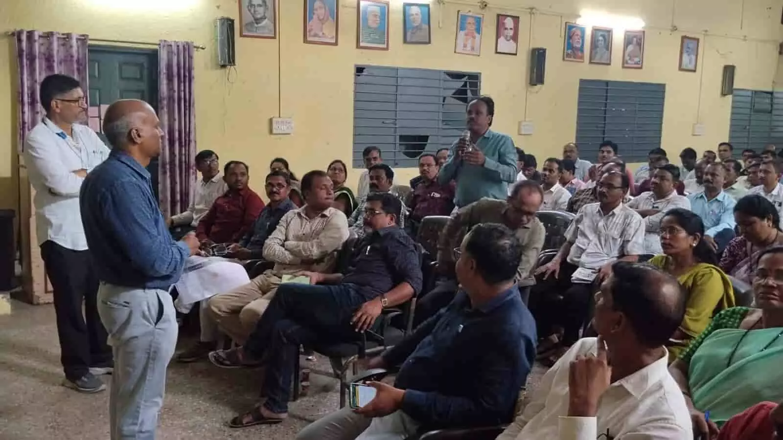 तस्वीर में समुद्रपुर पंचायत समिति में आयोजित निपुण कार्यशाला के दौरान उपस्थित शिक्षक और अधिकारी नजर आ रहे हैं।