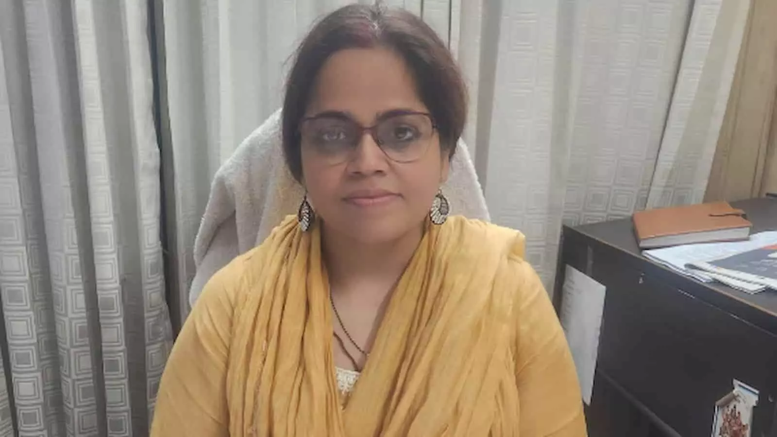 तस्वीर में कार्यालय की कुर्सी पर बैठीं हापुड़ की सहायक संभागीय परिवहन अधिकारी दिल्ली वाहन प्रवेश नियमों की जानकारी के संदर्भ में दिख रही हैं। तस्वीर में कार्यालय की कुर्सी पर बैठीं हापुड़ की सहायक संभागीय परिवहन अधिकारी दिल्ली वाहन प्रवेश नियमों की जानकारी के संदर्भ में दिख रही हैं।
