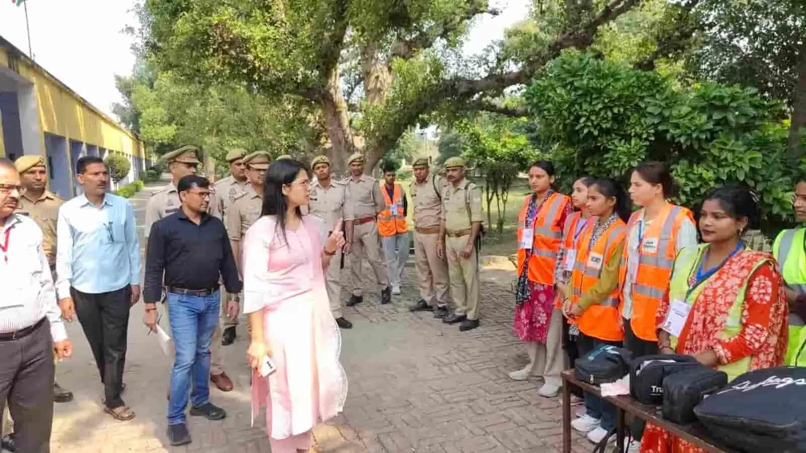 तस्वीर में हापुड़ जिलाधिकारी कविता मीना परीक्षा केंद्र पर पुलिस और स्टाफ को निर्देश देती दिख रही हैं। तस्वीर में हापुड़ जिलाधिकारी कविता मीना परीक्षा केंद्र पर पुलिस और स्टाफ को निर्देश देती दिख रही हैं।