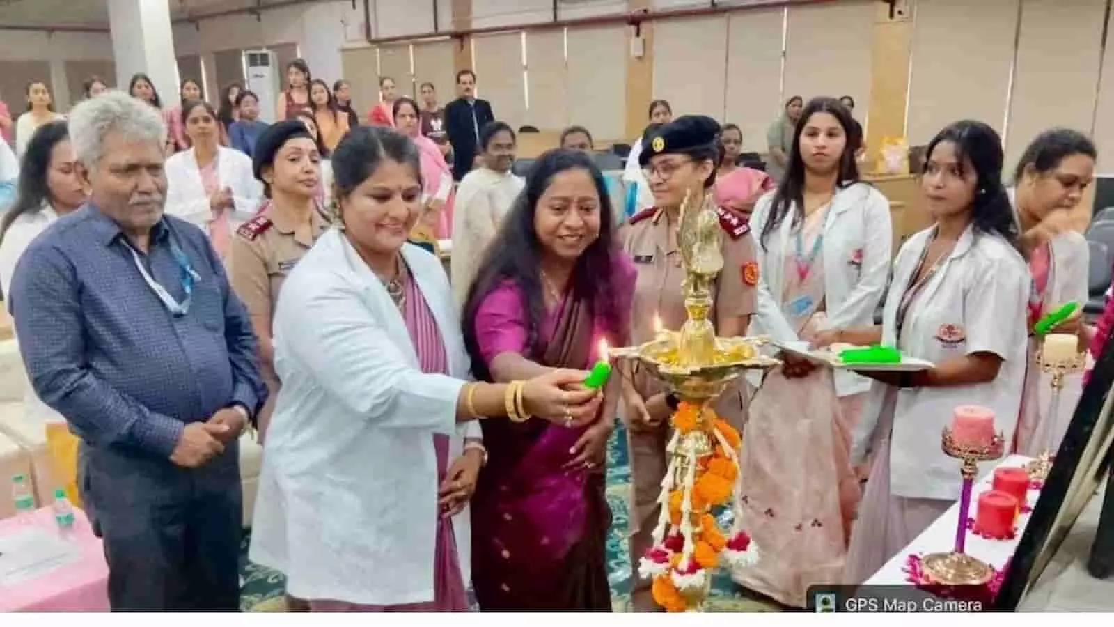 तस्वीर में हापुड़ के सरस्वती कॉलेज ऑफ नर्सिंग में दीप प्रज्वलित करतीं अतिथि। तस्वीर में हापुड़ के सरस्वती कॉलेज ऑफ नर्सिंग में दीप प्रज्वलित करतीं अतिथि।