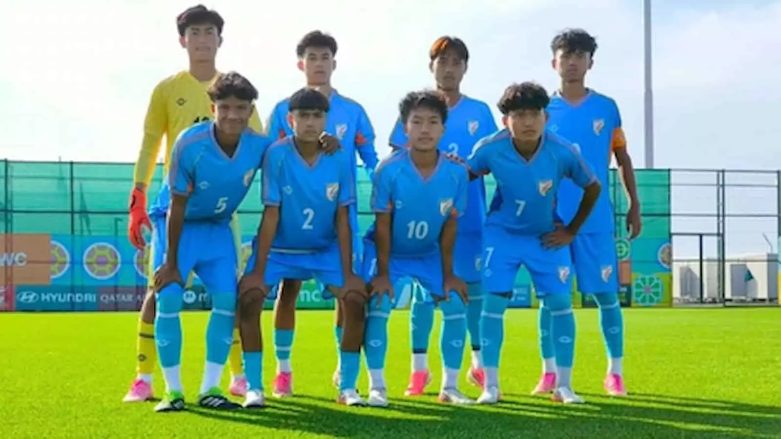 तस्वीर में फीफा अंडर-15 विश्व कप के दौरान बाकू में भारतीय फुटबॉल टीम मैदान पर दिखाई दे रही है। तस्वीर में फीफा अंडर-15 विश्व कप के दौरान बाकू में भारतीय फुटबॉल टीम मैदान पर दिखाई दे रही है।