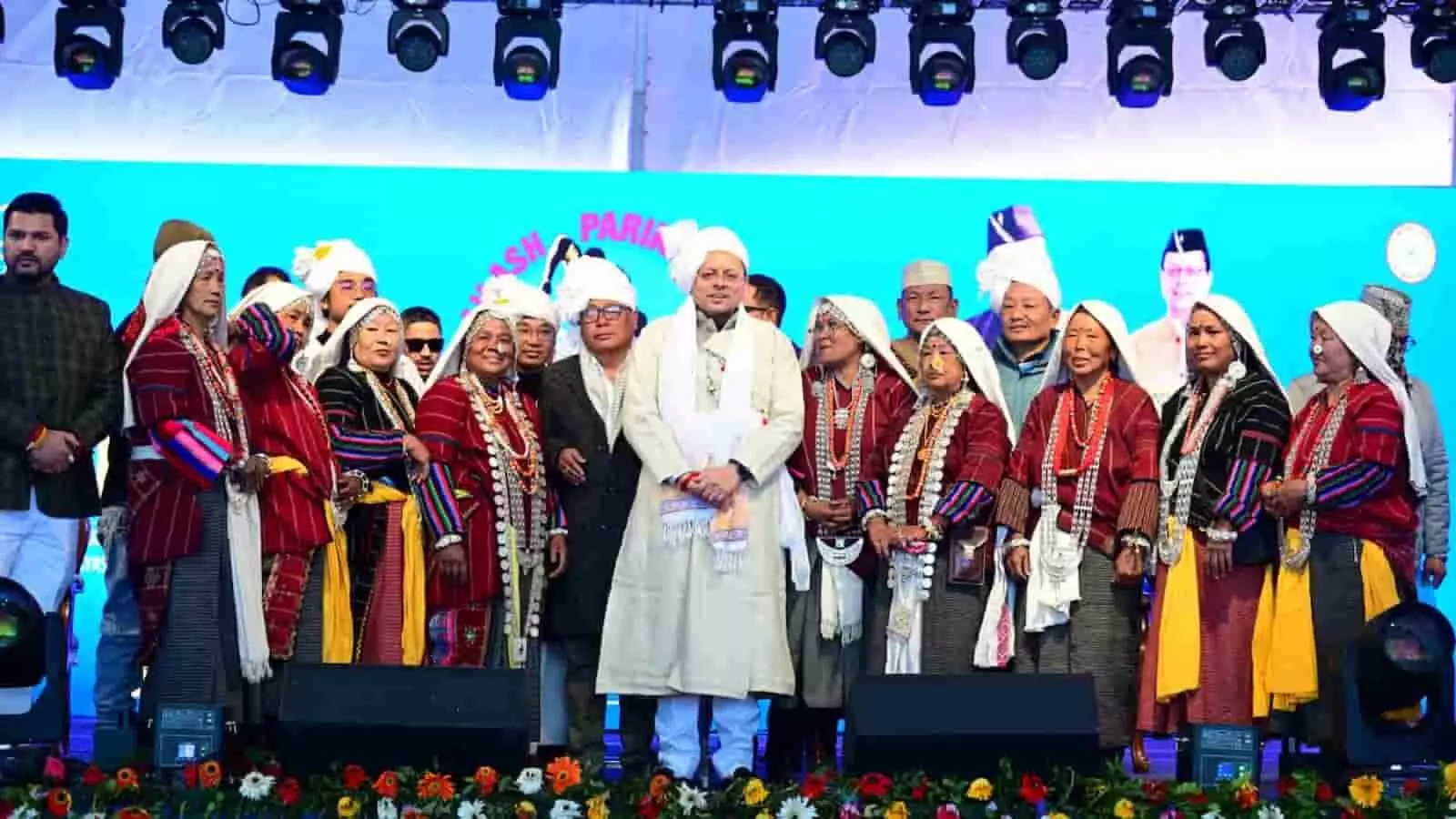 पिथौरागढ़ के गुंजी में पारंपरिक परिधान पहने रं समुदाय के लोगों के साथ खड़े मुख्यमंत्री पुष्कर सिंह धामी। पिथौरागढ़ के गुंजी में पारंपरिक परिधान पहने रं समुदाय के लोगों के साथ खड़े मुख्यमंत्री पुष्कर सिंह धामी।