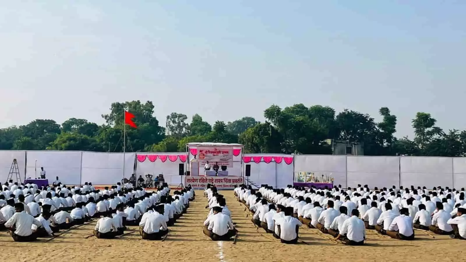 तस्वीर में मैदान में बैठे आरएसएस स्वयंसेवक और मंच पर उपस्थित अतिथि टोंक के कार्यक्रम में दिख रहे हैं। तस्वीर में मैदान में बैठे आरएसएस स्वयंसेवक और मंच पर उपस्थित अतिथि टोंक के कार्यक्रम में दिख रहे हैं।