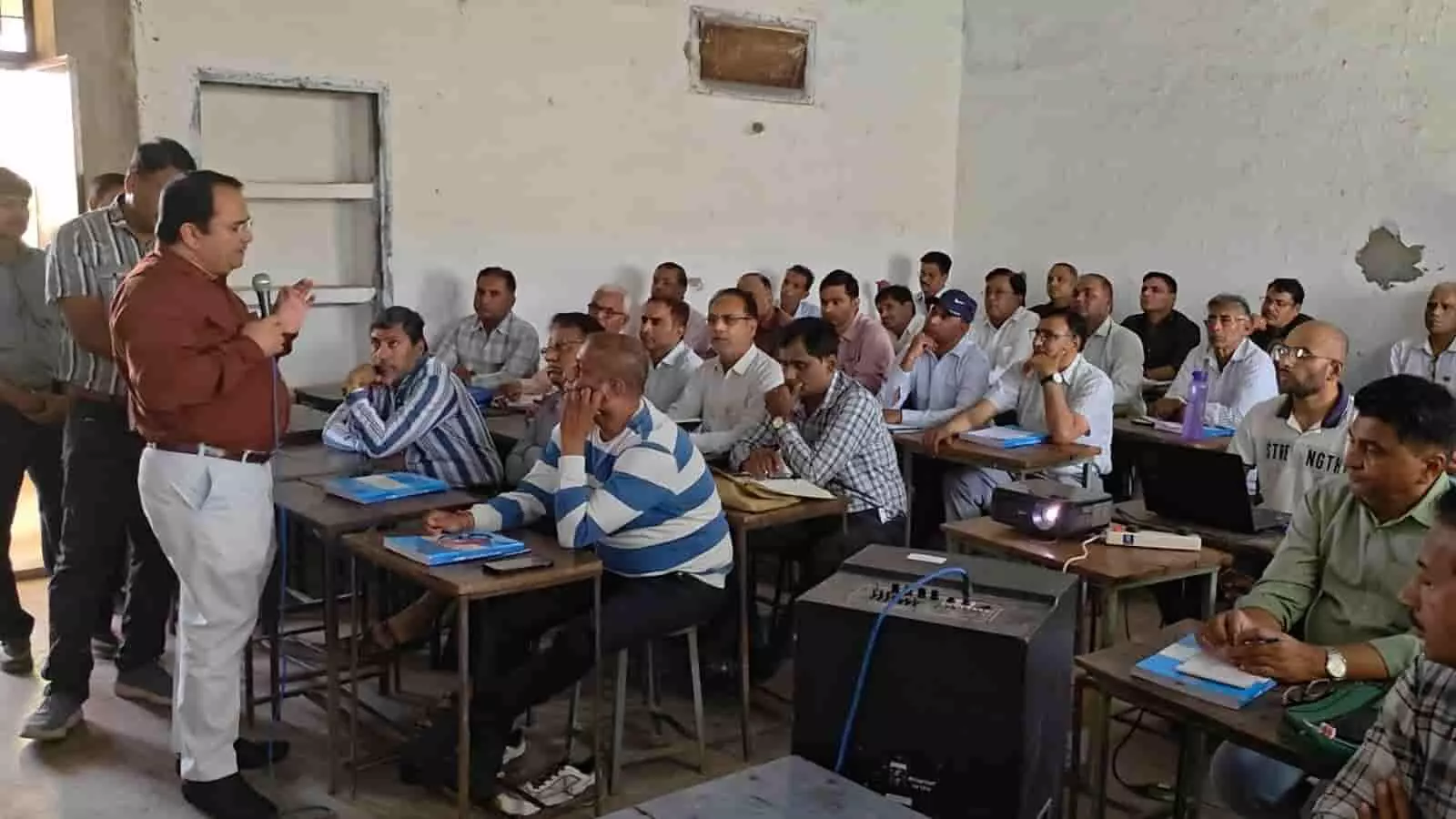 तस्वीर में ब्यावर के प्रशिक्षण शिविर में कक्ष के भीतर उपस्थित मतदान कार्मिकों को संबोधित करते अधिकारी दिख रहे हैं। तस्वीर में ब्यावर के प्रशिक्षण शिविर में कक्ष के भीतर उपस्थित मतदान कार्मिकों को संबोधित करते अधिकारी दिख रहे हैं।