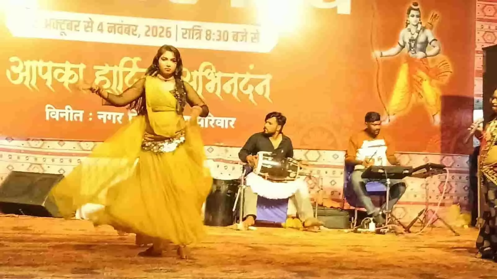 तस्वीर में कोटा के राष्ट्रीय दशहरा मेला के किसान रंगमंच पर नृत्य प्रस्तुत करती कलाकार। तस्वीर में कोटा के राष्ट्रीय दशहरा मेला के किसान रंगमंच पर नृत्य प्रस्तुत करती कलाकार।