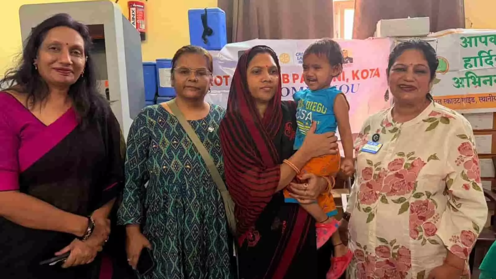 तस्वीर में बोरखेड़ा राजकीय चिकित्सा केंद्र में पल्स पोलियो टीकाकरण अभियान के दौरान मौजूद स्वास्थ्यकर्मी और महिलाएं. तस्वीर में बोरखेड़ा राजकीय चिकित्सा केंद्र में पल्स पोलियो टीकाकरण अभियान के दौरान मौजूद स्वास्थ्यकर्मी और महिलाएं.
