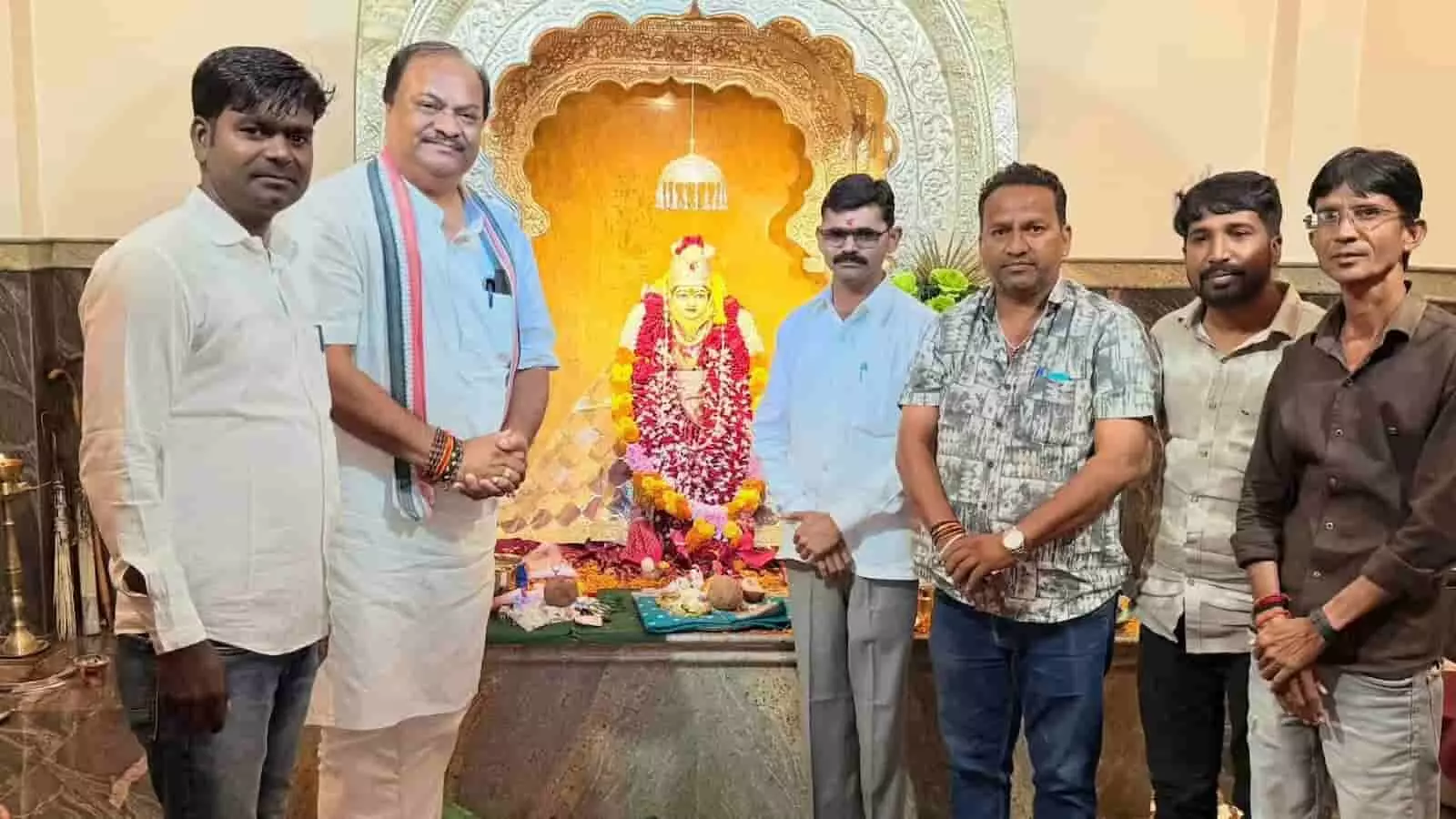 तस्वीर में विधायक समीर कुणावार धोंडगांव के जमुना माता मंदिर में अन्य लोगों के साथ पूजा के दौरान खड़े हैं। तस्वीर में विधायक समीर कुणावार धोंडगांव के जमुना माता मंदिर में अन्य लोगों के साथ पूजा के दौरान खड़े हैं।