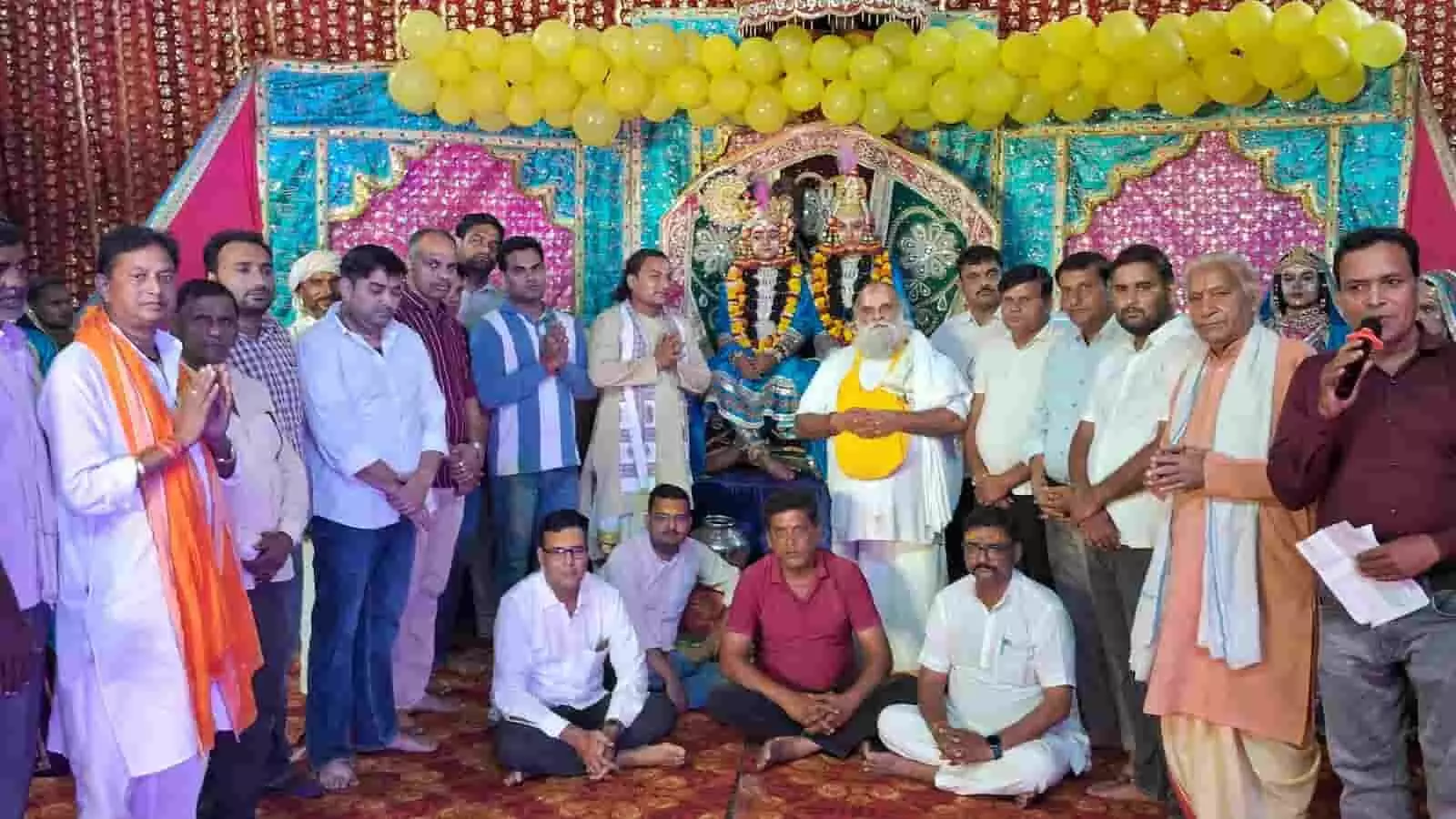 तस्वीर में डीग के लक्ष्मण मंदिर चौक पर मंच के समक्ष उपस्थित आयोजक और श्रद्धालु दिख रहे हैं। तस्वीर में डीग के लक्ष्मण मंदिर चौक पर मंच के समक्ष उपस्थित आयोजक और श्रद्धालु दिख रहे हैं।