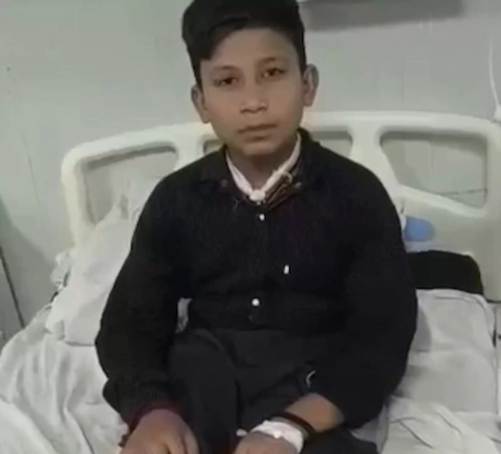 तस्वीर में झालावाड़ मेडिकल कॉलेज के अस्पताल के बिस्तर पर बैठे 14 वर्षीय नीतीश कुमार दिखाई दे रहे हैं। तस्वीर में झालावाड़ मेडिकल कॉलेज के अस्पताल के बिस्तर पर बैठे 14 वर्षीय नीतीश कुमार दिखाई दे रहे हैं।